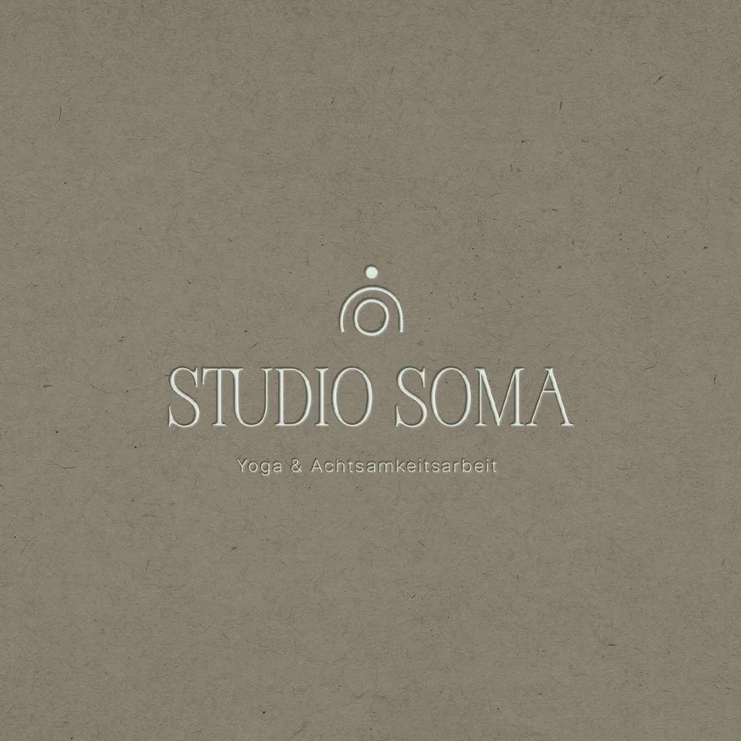 Hochwertiges minimalistisches Branding f&uuml;r Studio Soma, ein Boutique-Studio f&uuml;r Yoga und Achtsamkeit ☁️ 
#branding #brandidentitydesign #yoga #yogastudio #logo