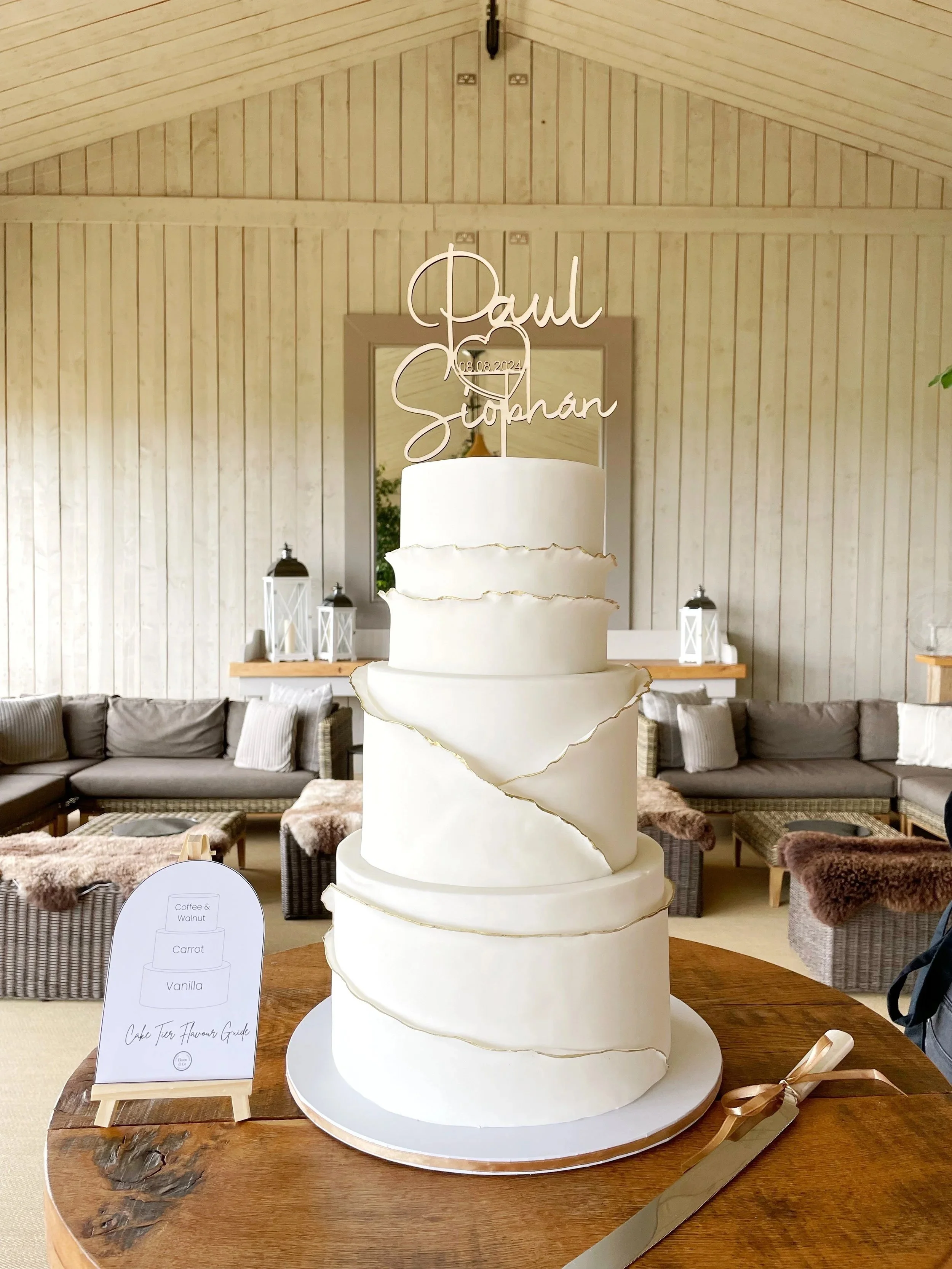 Elegant luxury wedding cake by Bloon & Co in Warwickshire