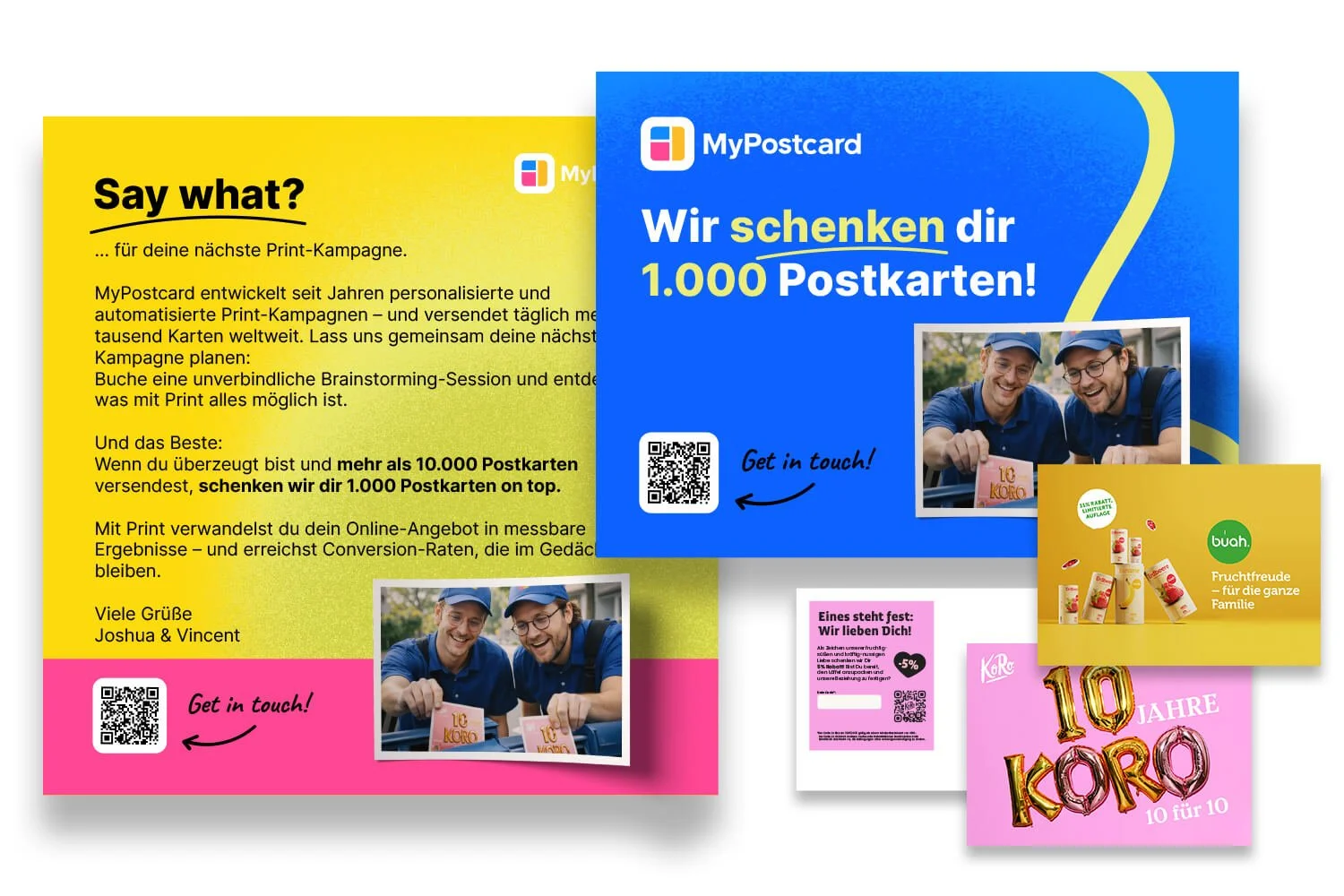Werbegrafik für MyPostcard, blaues und gelbes Design. Text auf Deutsch: "Wir schenken dir 1.000 Postkarten!" mit einem QR-Code und einem Foto von zwei lachenden Männern, die Postkarten halten. Zusätzliche kleine Postkarten mit Angeboten, darunter eine grüne mit Früchtebild, eine pinke mit Rabatte und eine goldene mit "10 Jahre Koro".
