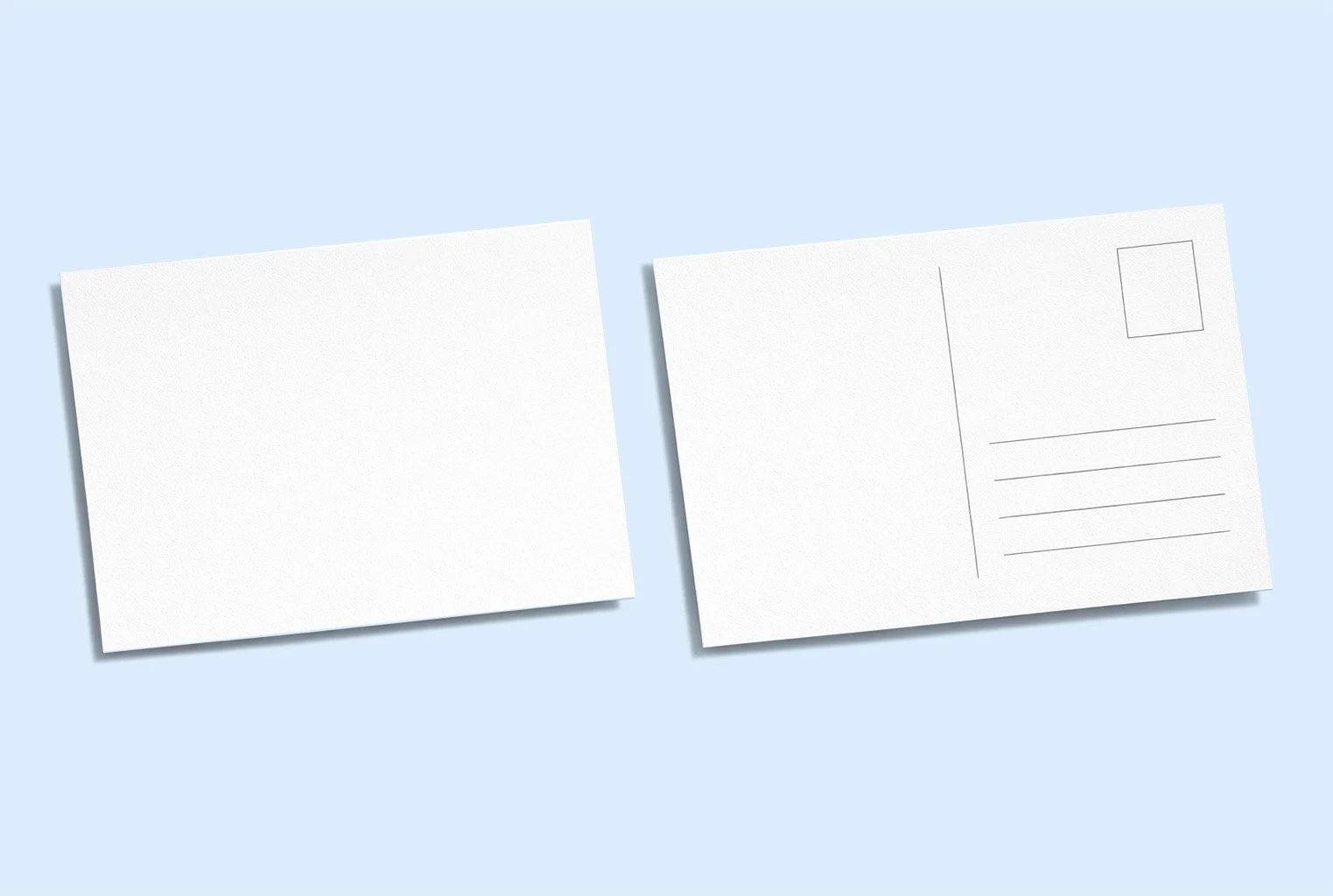 Zwei weiße Postkarten auf hellblauem Hintergrund, eine ohne Beschriftung, die andere vorn mit Adresslinie, Postleitzahlschema und Platz für eine Briefmarke.