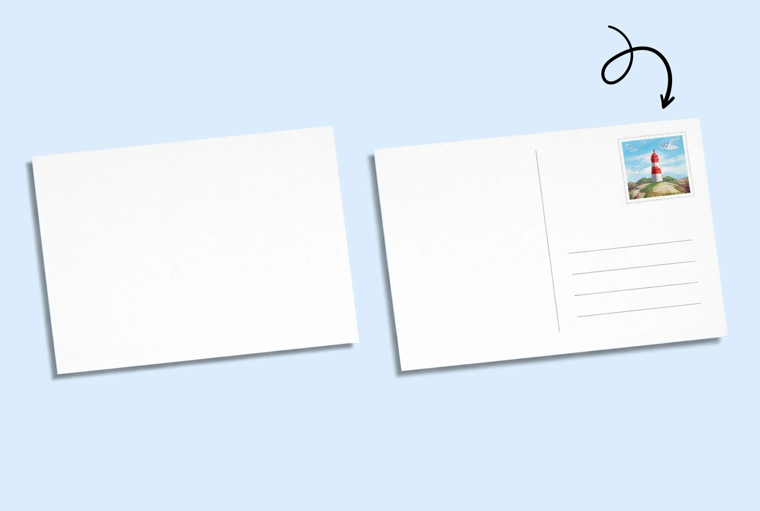 Ein leerer Briefumschlag und eine Postkarte mit einem Briefmarke, die ein Leuchtturm zeigt, auf einem hellblauen Hintergrund.