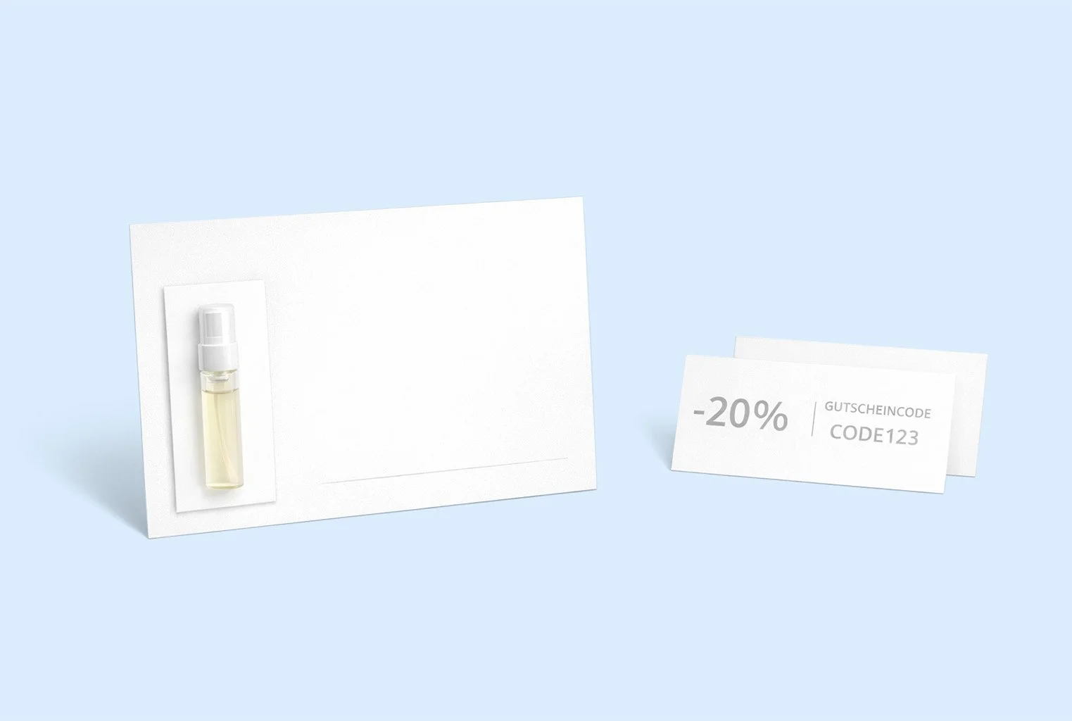 Weißes Geschenkset mit einem kleinen Spray, daneben Gutschein mit 20%-Rabattcode auf hellblauem Hintergrund.