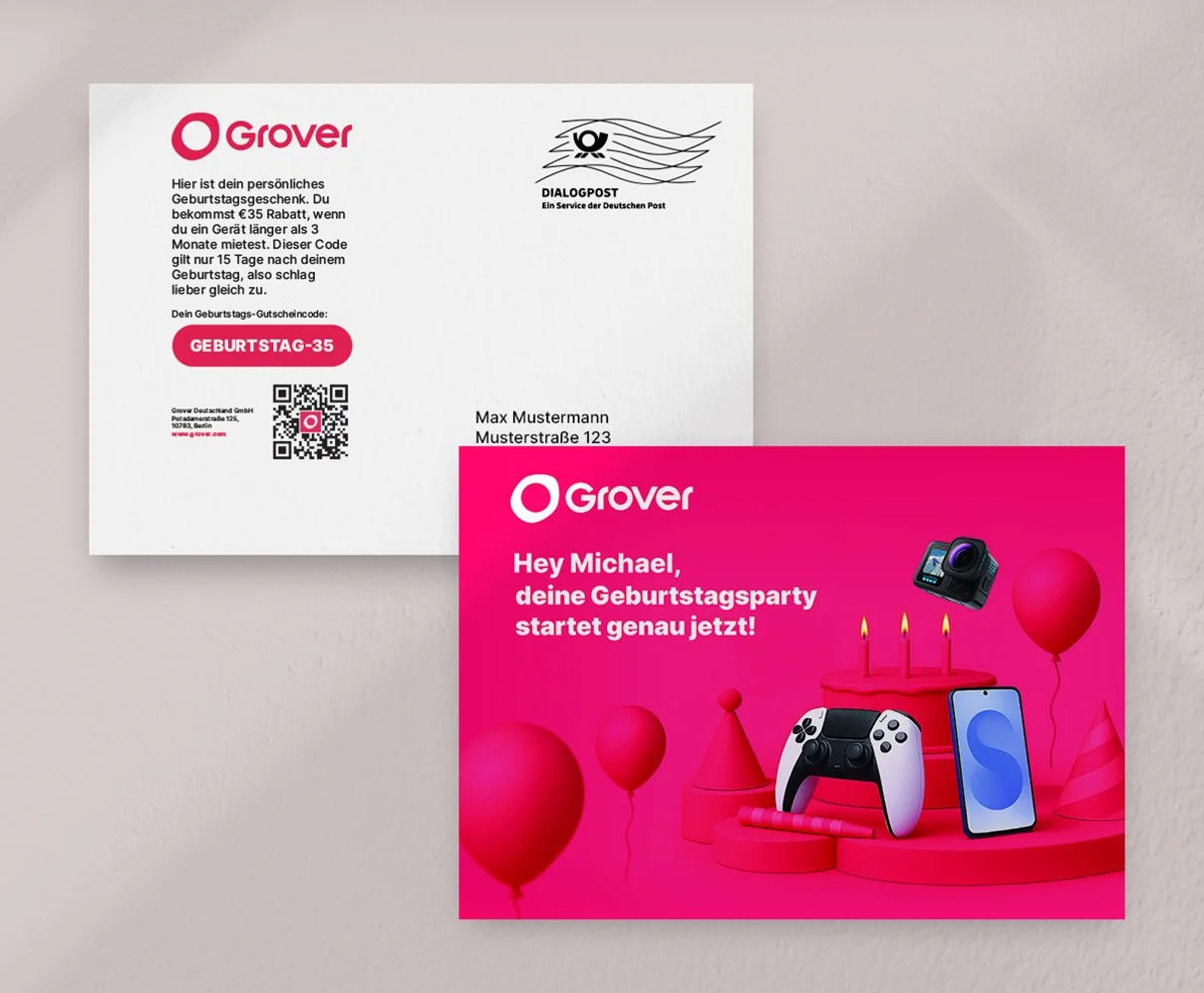 Zwei Geschenkkarten, eine weiße mit roten und schwarzen Texten, die andere pink mit Geburtstagssymbolen und elektronischen Geräten, beide von Grover, für eine Geburtstagsaktion.