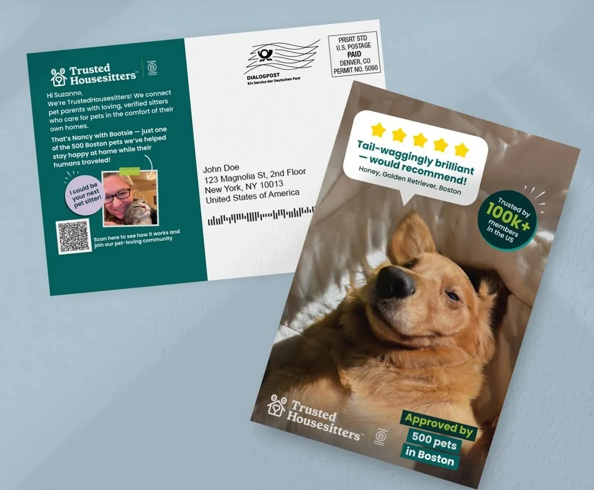 Brief und Werbeflyer für Trusted Housesitters, mit einem Bild eines lächelnden Golden Retrievers und einem Foto von einer Frau mit Katze, sowie Adresse und QR-Code auf dem Brief.