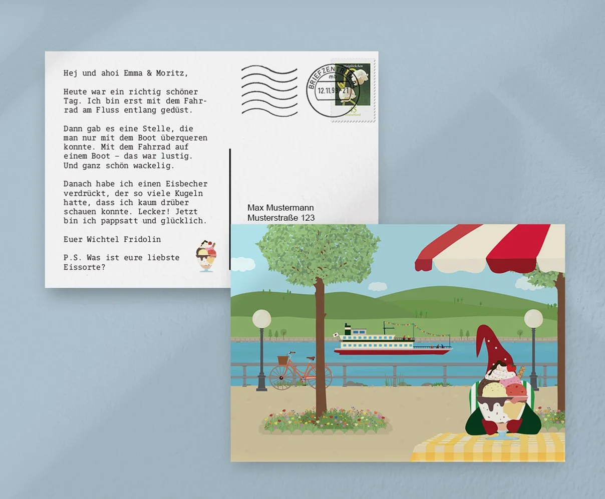 Postkarte mit einer Illustration eines Flussufers, einem Boot im Wasser, einem Baum, einer Straßenlaterne, einem Fahrrad und einem Eisbecher mit mehreren Kugeln und einem roten Zwergmützen-Hut. Im Hintergrund sind Hügel und Wolken am Himmel.