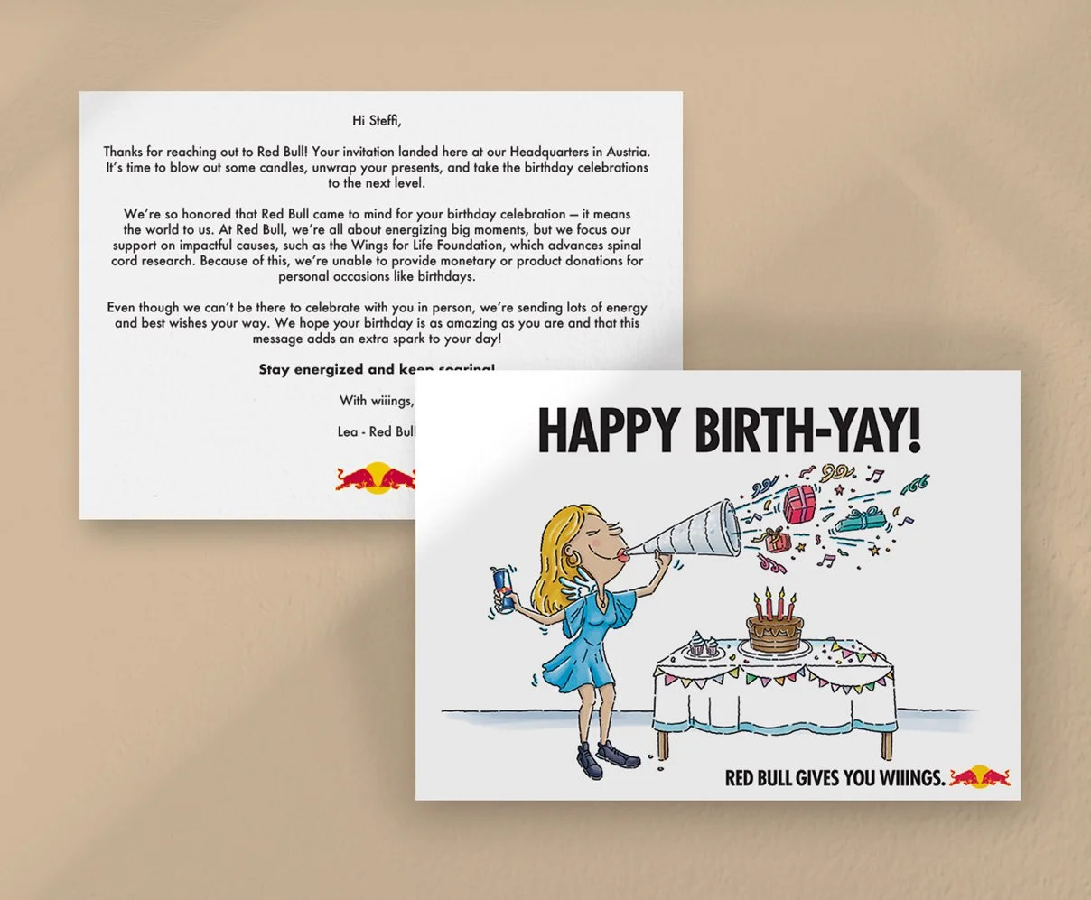 Eine Geburtstagskarte mit der Aufschrift 'HAPPY BIRTH-YAY!' und einer Zeichnung einer Frau mit Glatze, die mit einem Trichter auf einem Geburtstagstisch die Partydeko sprüht. Unten steht 'RED BULL GIVES YOU WIIINGS'.