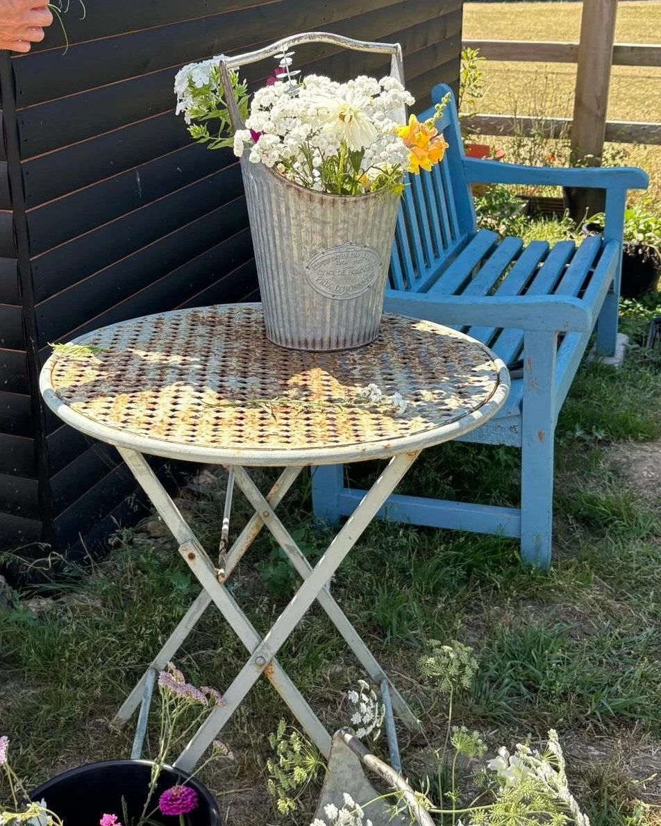 Having a lovely time with my dear friend and floral collaborator @laura_reece78 Reece creating a beautiful garden gathered bouquet at @flower_buds_at_Tewinbury.
Please DM to preorder yours.

#seasonledflorist
#seasonalbouquet
#sustainablefloristry
#H