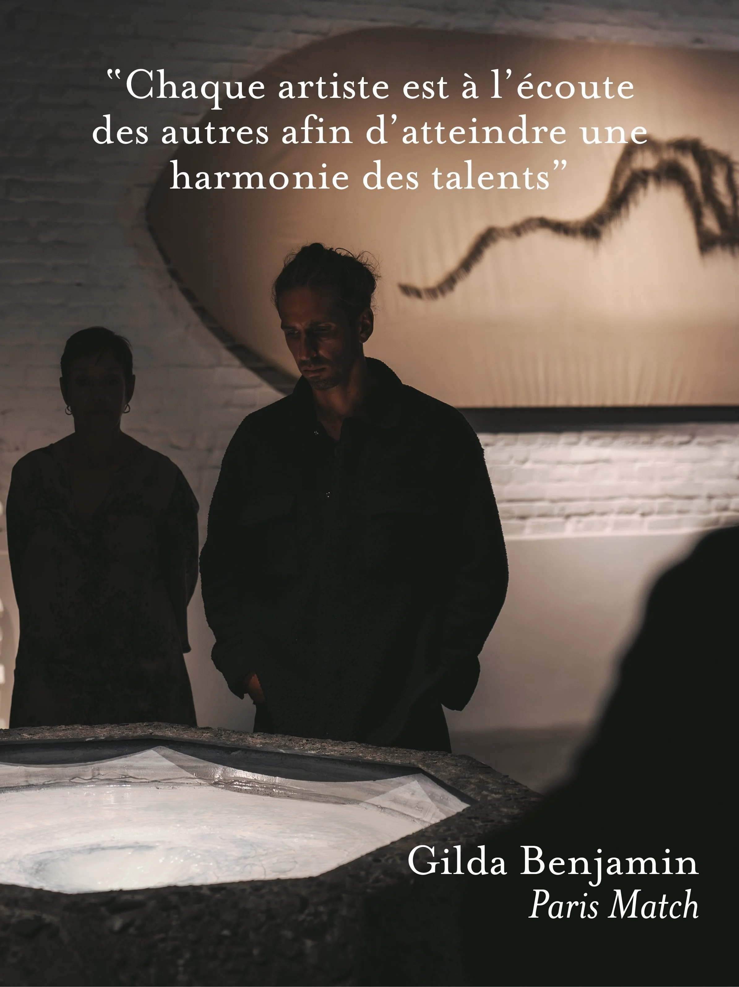 People observing an art piece in a gallery, with quote overlayed that reads 'Chaque artiste est à l’écoute des autres afin d’atteindre une harmonie des talents,' and textual overlay 'Gilda Benjamin, Paris Match'.