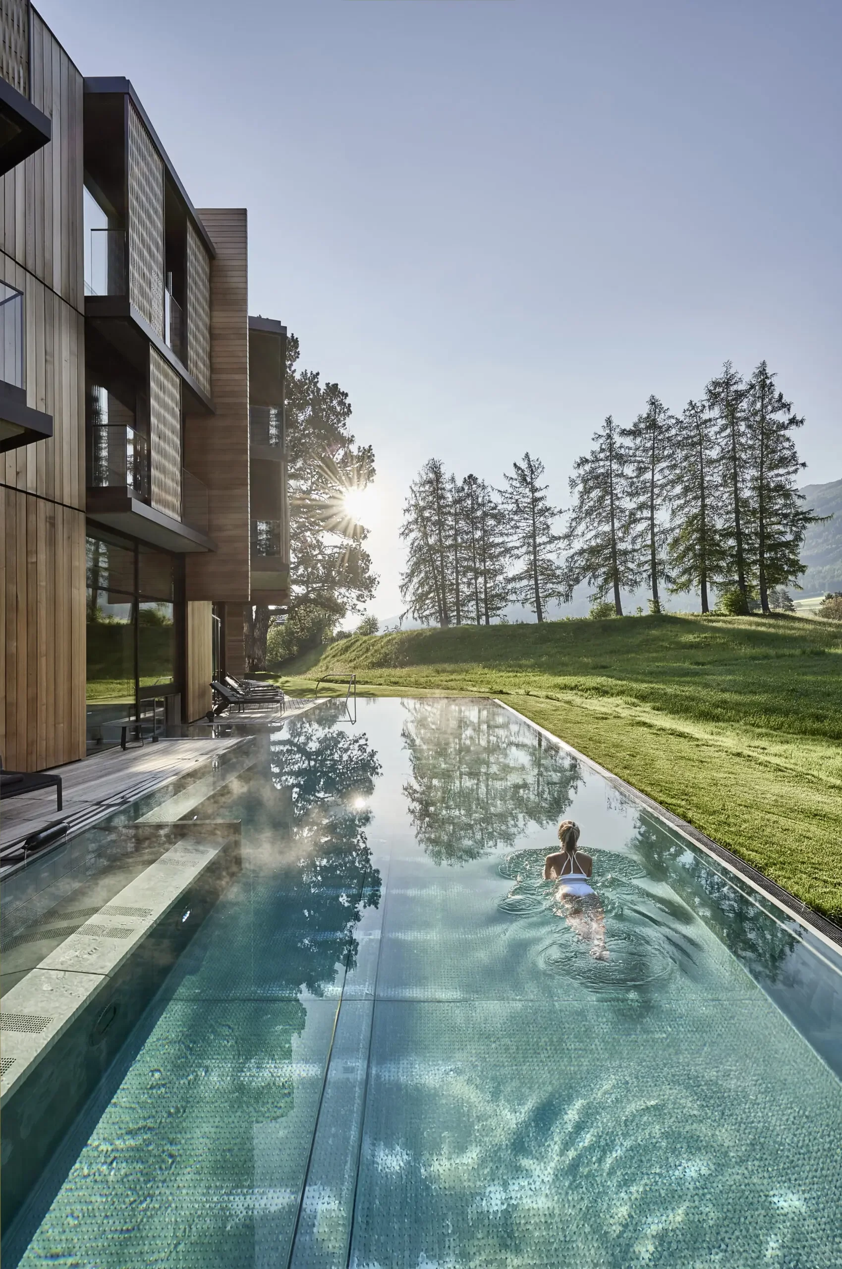 Lanserhof_Lans_Outdoorpool_Alexander_Haiden_Schwimmerin2-scaled.webp