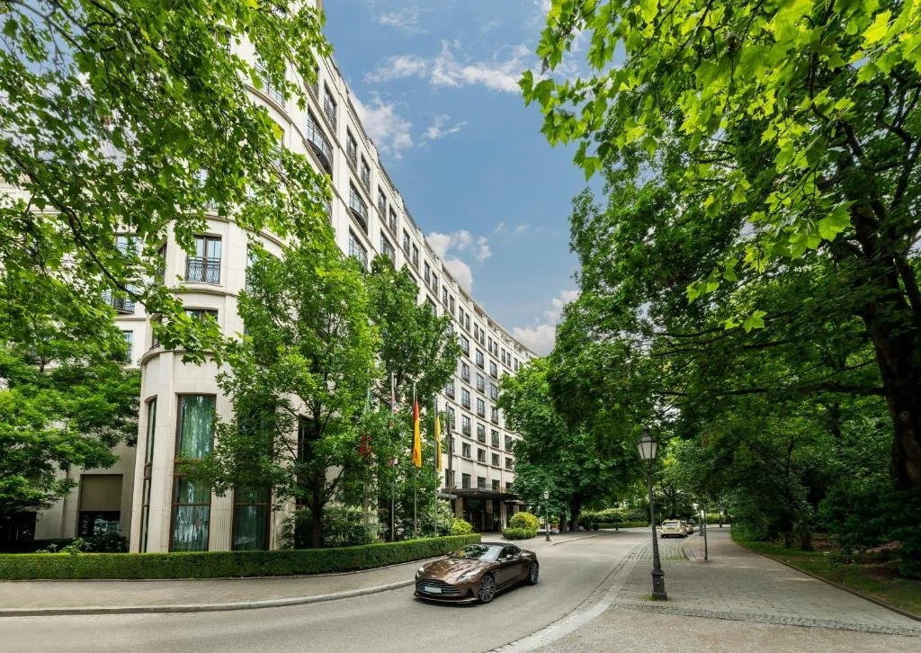 Zeitlose Architektur direkt am Alten Botanischen Garten – ruhig gelegen und dennoch nur wenige Schritte vom Münchner Stadtzentrum entfernt.