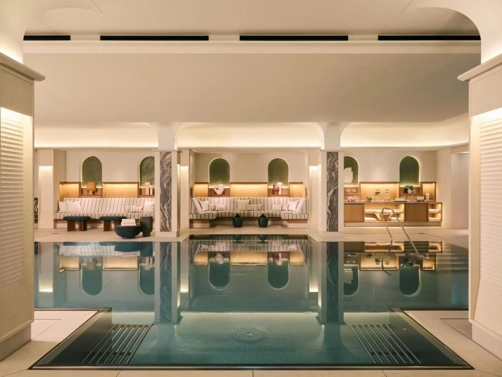 Das Asaya Spa erstreckt sich über zwei Etagen und zählt zu den umfassendsten integrierten Hotel-Spas in München.