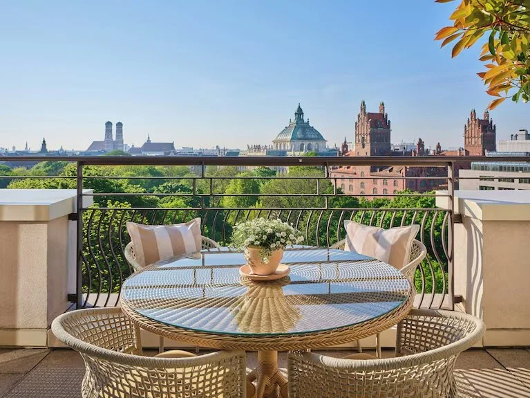 Der direkte Blick auf den Alten Botanischen Garten verleiht dem Hotel eine außergewöhnlich ruhige Lage mitten in München.