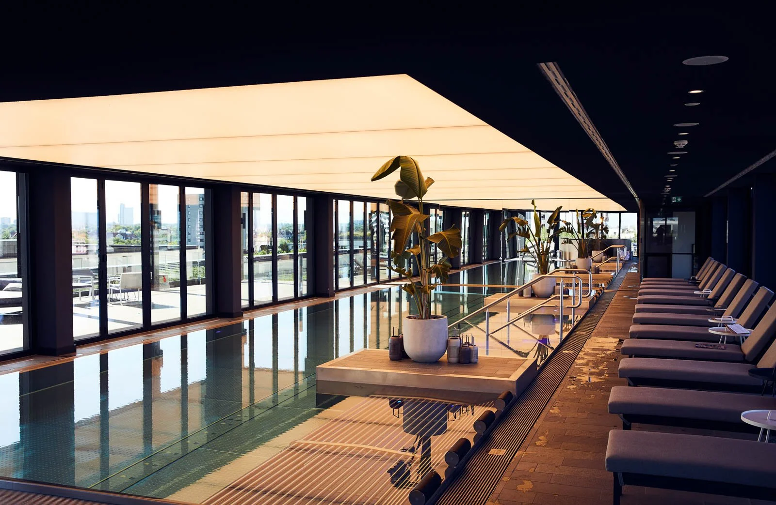 Auf 2.000 m² und zwei Etagen bündelt das Spa Behandlungen, Wärme, Ruhe und Ausblick über München.