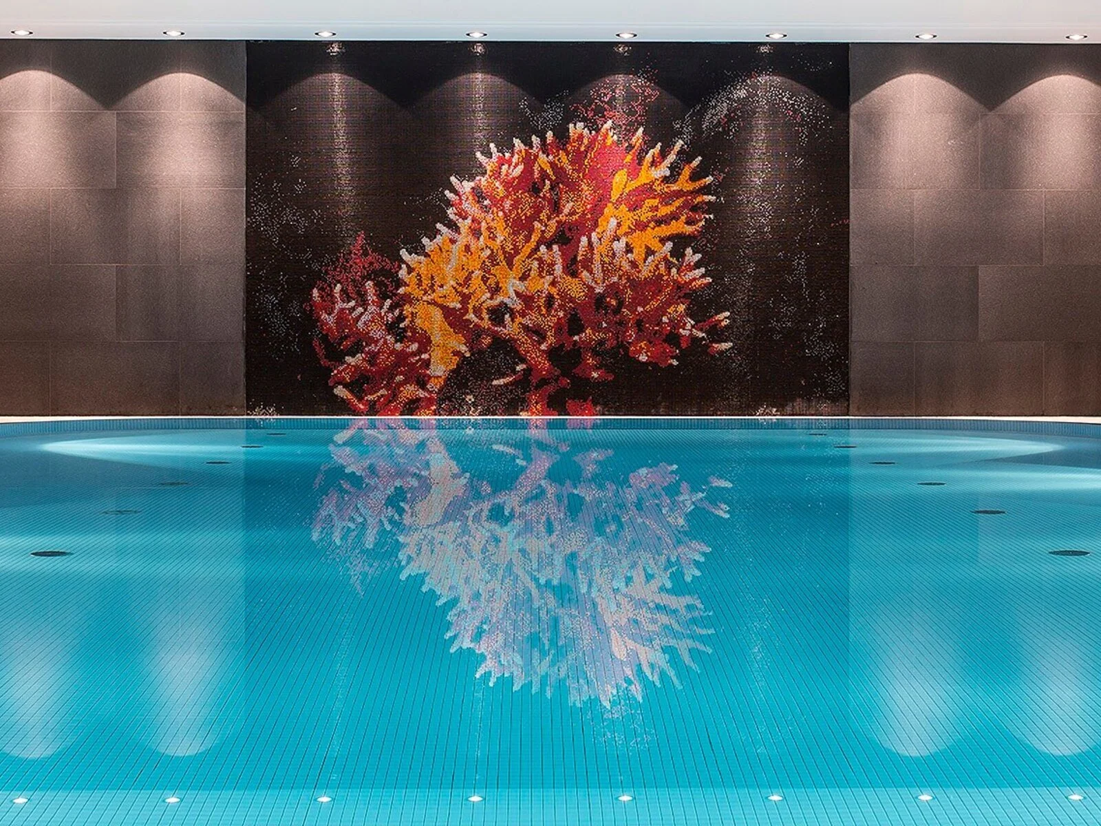Der lichtdurchflutete Indoor-Pool lädt zu ruhiger Regeneration fernab des Stadttrubels ein.