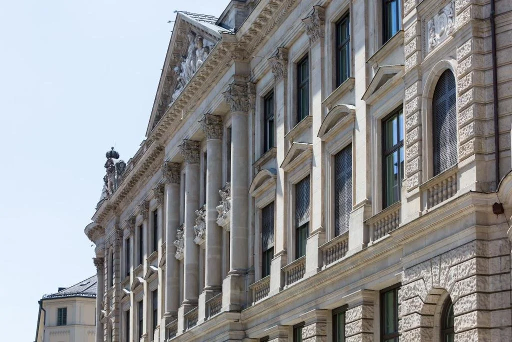 Ein historisches Bankgebäude in der Kardinal-Faulhaber-Straße – ruhig gelegen und doch mitten in der Münchner Altstadt.