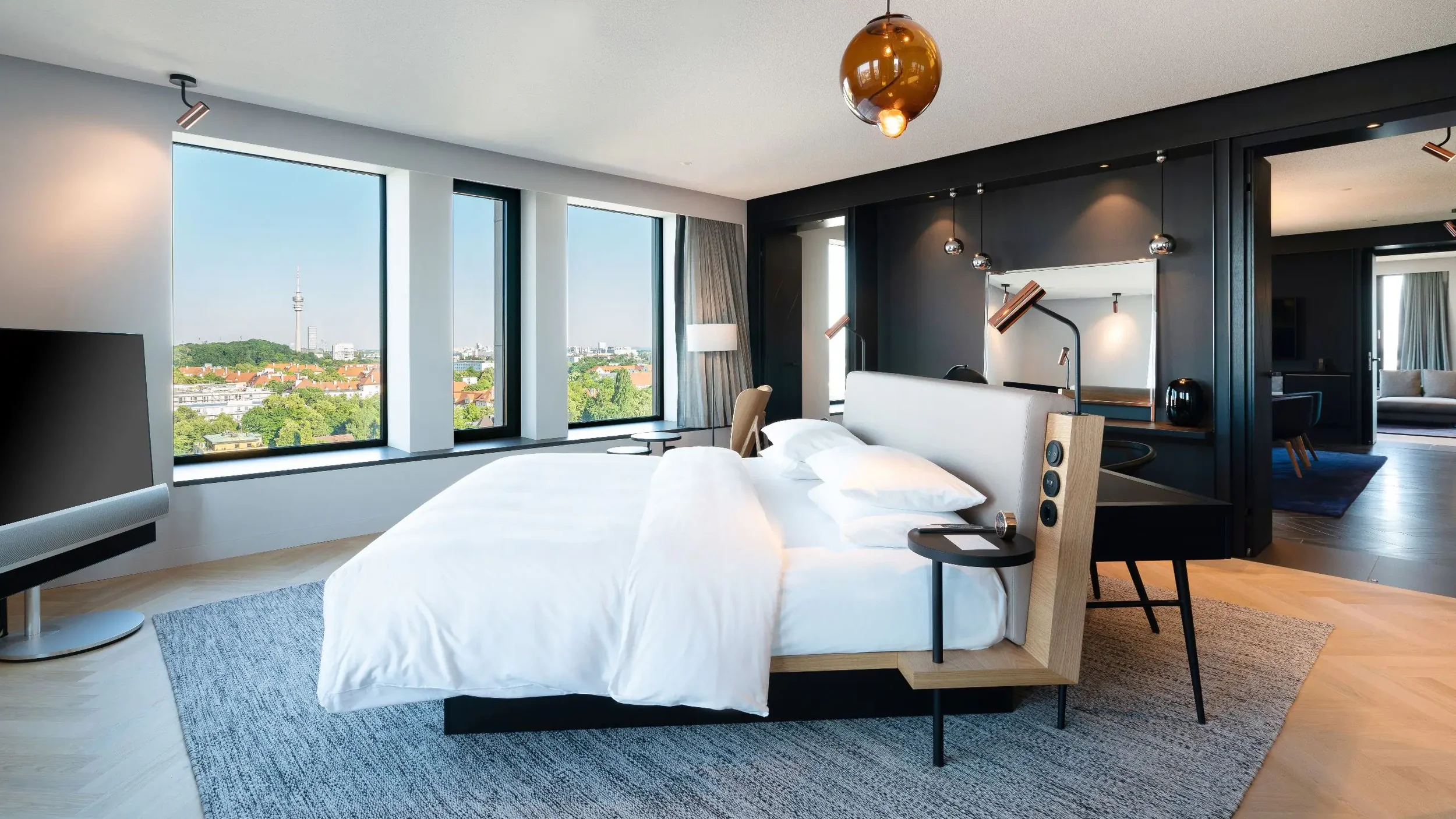 Großzügige Grundrisse, Holzfußböden und raumhohe Fenster verbinden urbanes Design mit einem entspannten Wohngefühl.