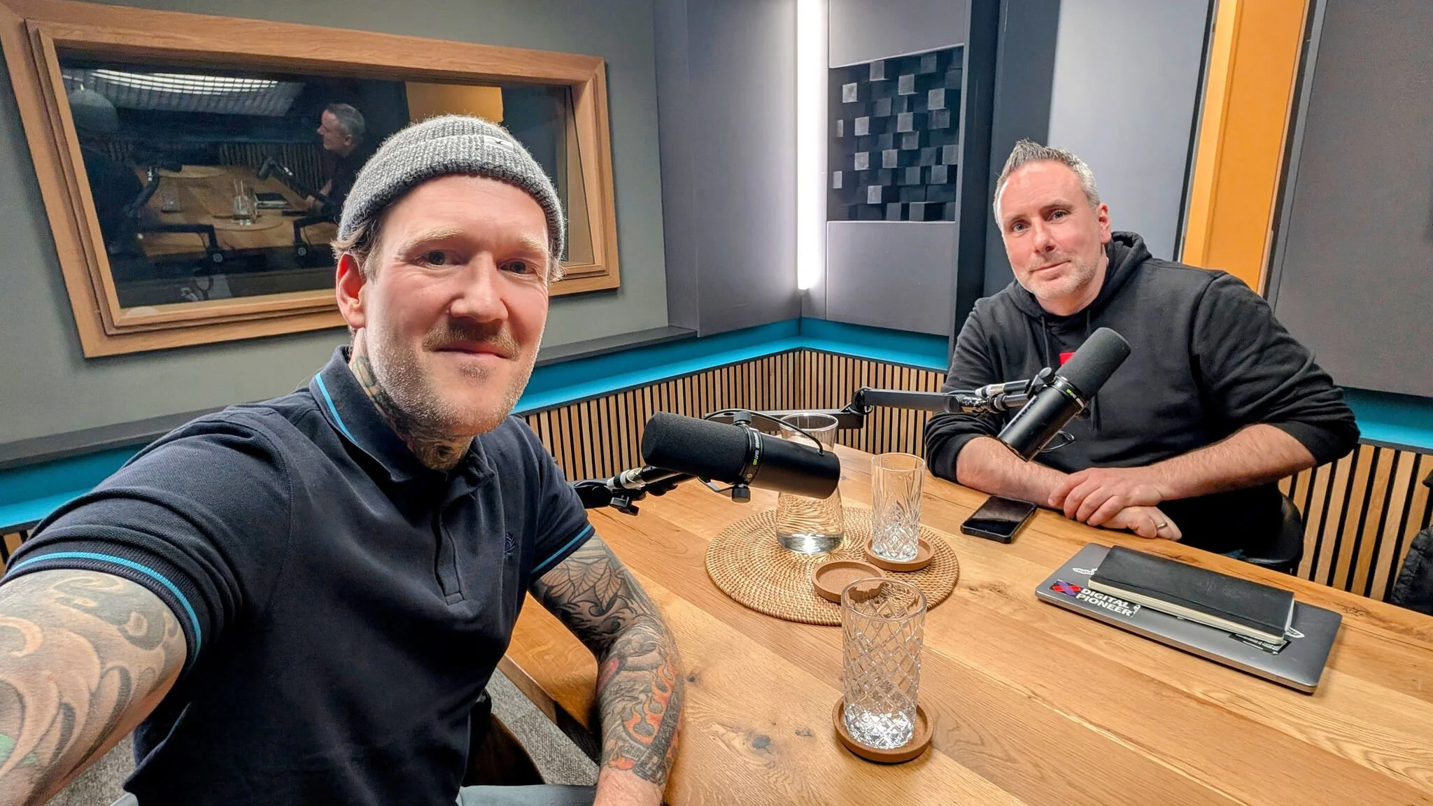 Sven Wiesner von Neon Gold Innovations und Rolf Hermann bei der Aufnahme des OMR Education Podcasts über KI in Agenturen im Podcaststudio