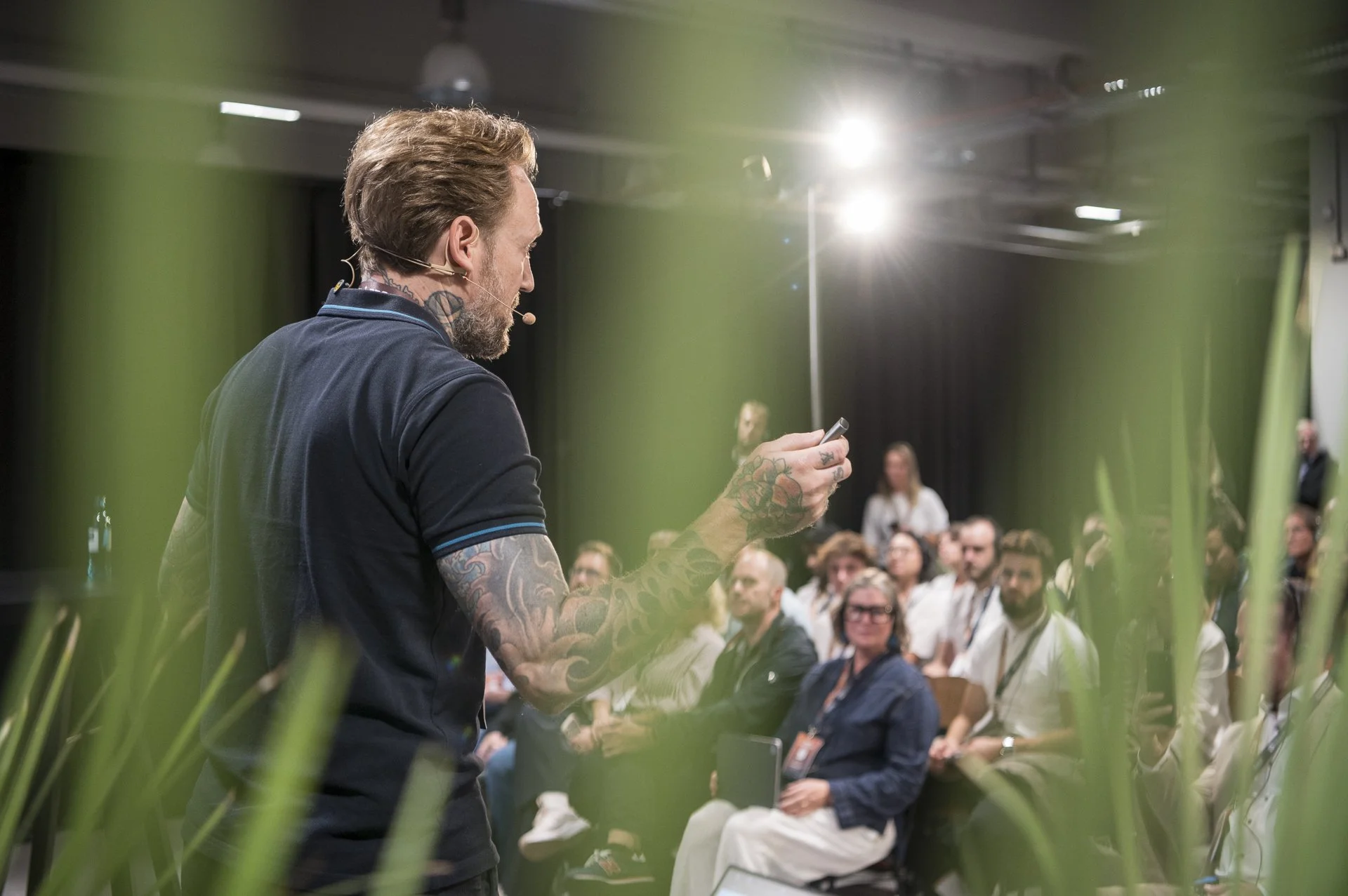 Sven Wiesner als Speaker auf einer KI Konferenz in Hamburg von Neon Gold Innovations, ein KI Talk und KI Masterclass auf einer AI Konferenz