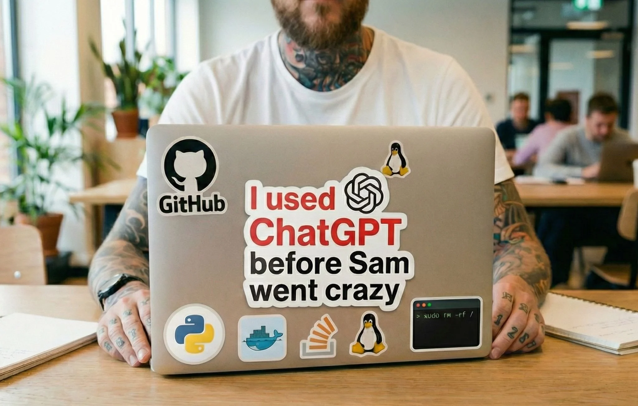 Mann am Laptop mit Sticker "I used ChatGPT before Sam went crazy" als Reaktion auf Sam Altmans KI-Kind-Vergleich