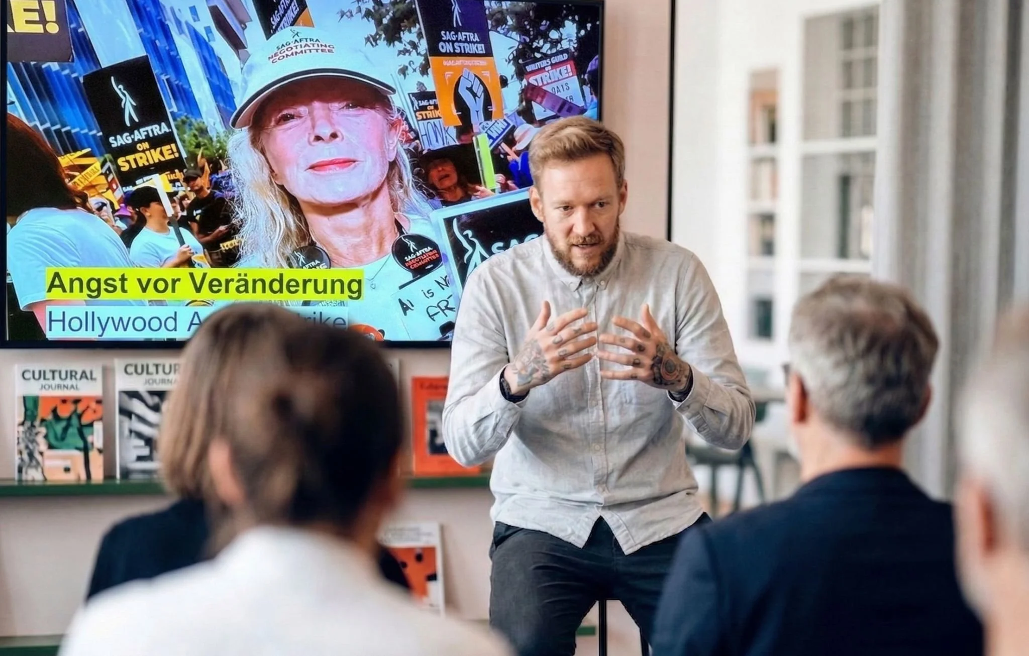 Führungskraft am Schreibtisch überlegt, wie sie KI als Sparringspartner einsetzen kann