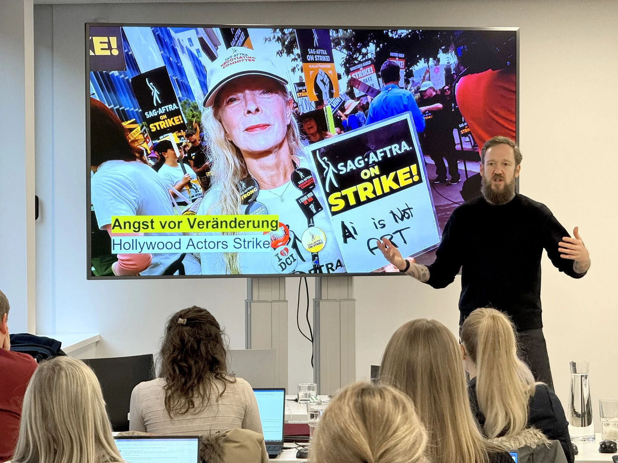 Symbolbild KI-FOMO – viele Tools, ein Plan, ruhig bleiben