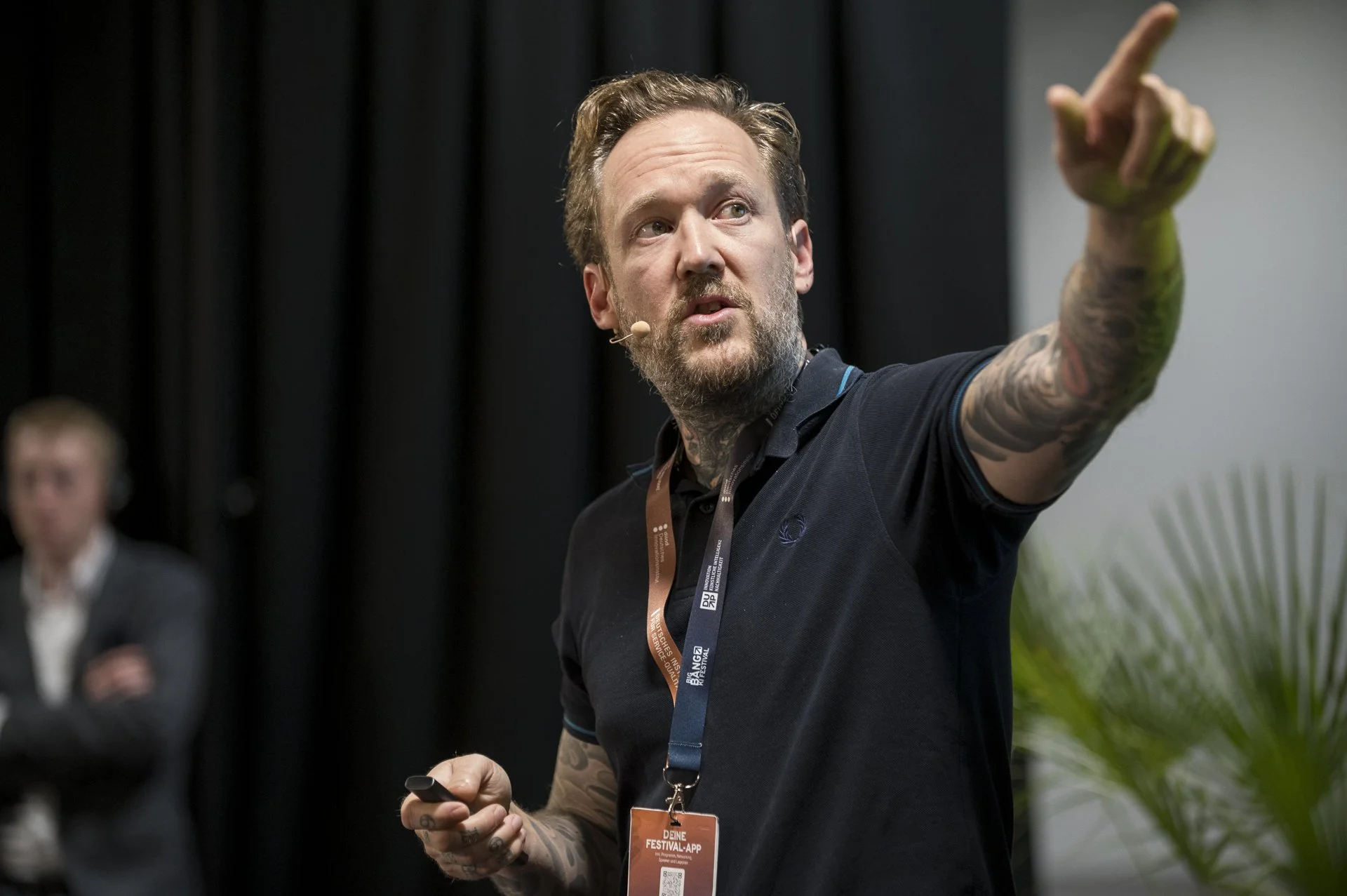 Sven Wiesner als Speaker auf einer KI Konferenz in Hamburg von Neon Gold Innovations, ein KI Talk und KI Masterclass auf einer AI Konferenz