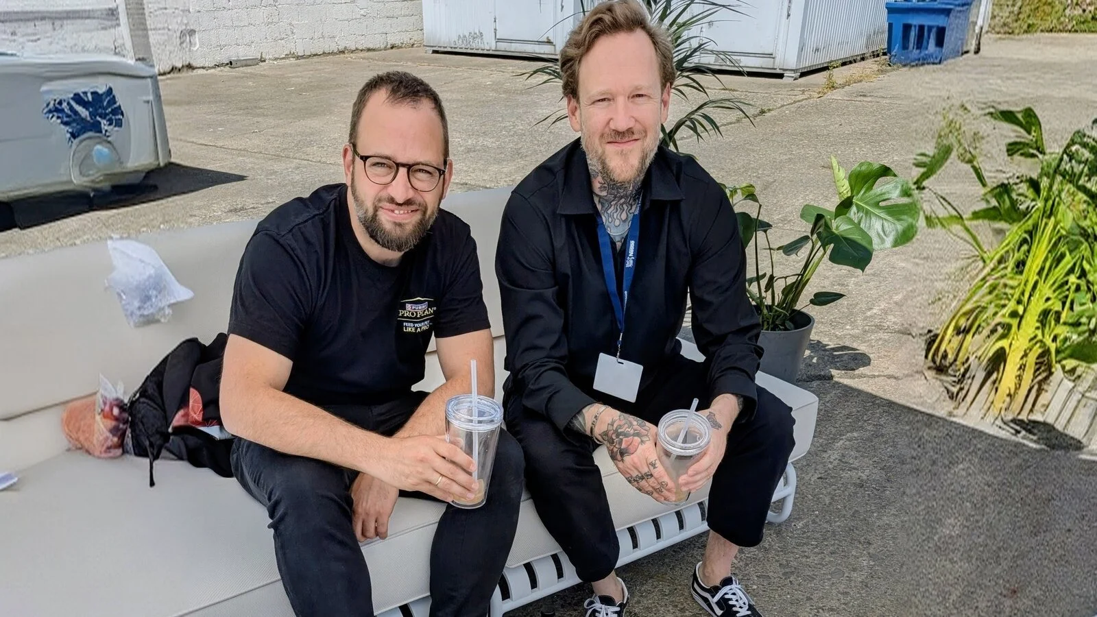 Sven Wiesner mit einem Kollegen in der Pause des Nestlé Purina PetCare Europe AI Day
