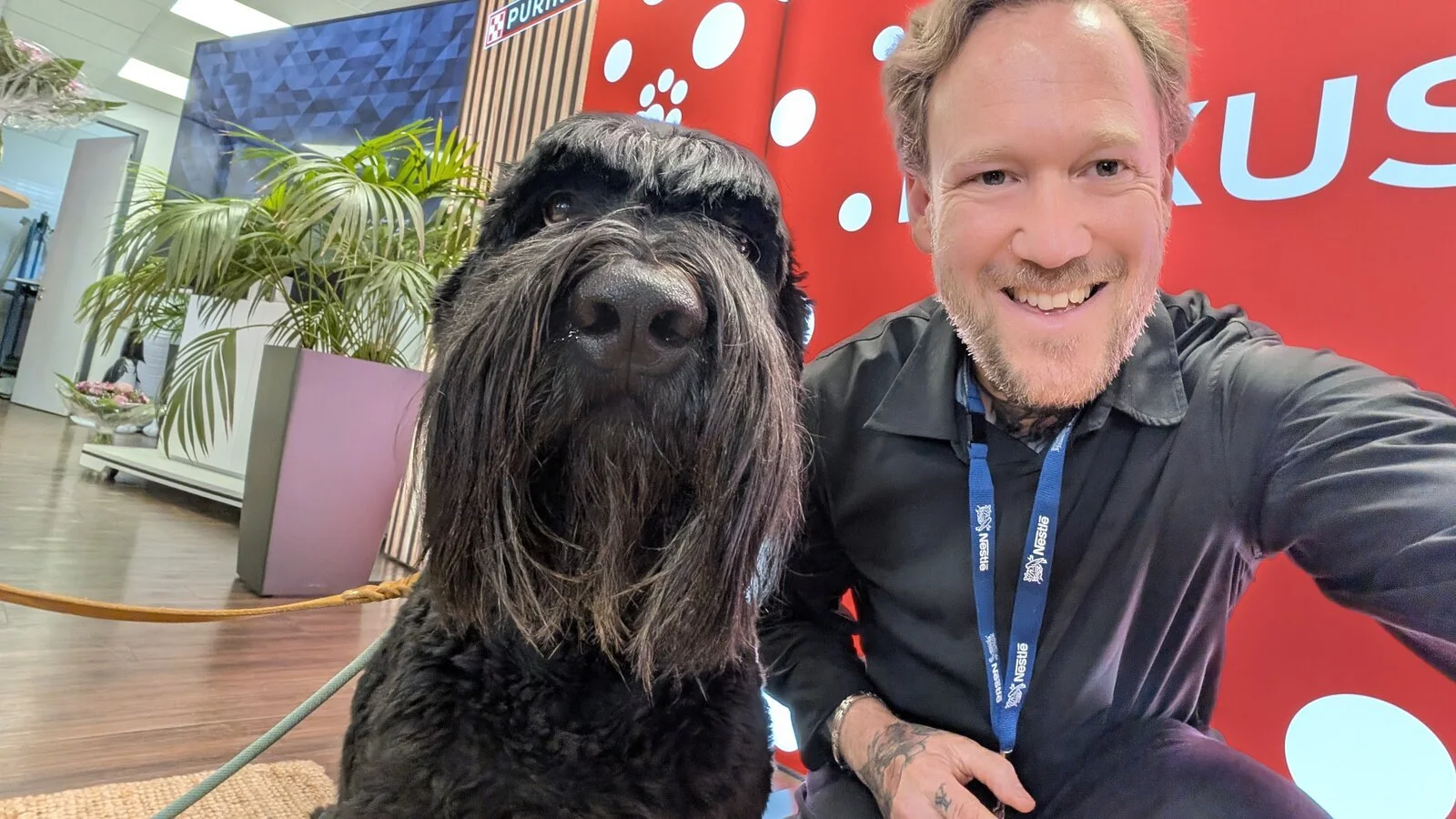 Sven Wiesner mit Hund Blacky beim Nestlé Purina PetCare Europe AI Day zur KI-Transformation in Unternehmen