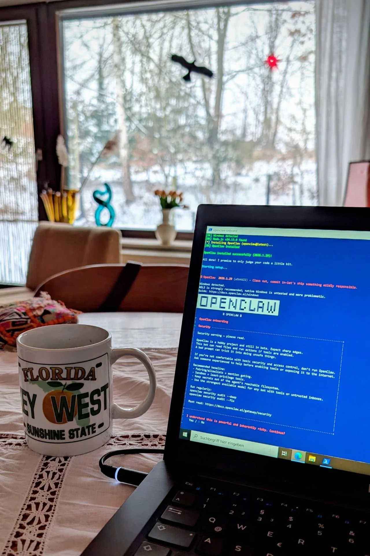 Laptop-Bildschirm mit OpenClaw-Terminal und Telegram-Nachrichten – KI-Agent im Selbstversuch