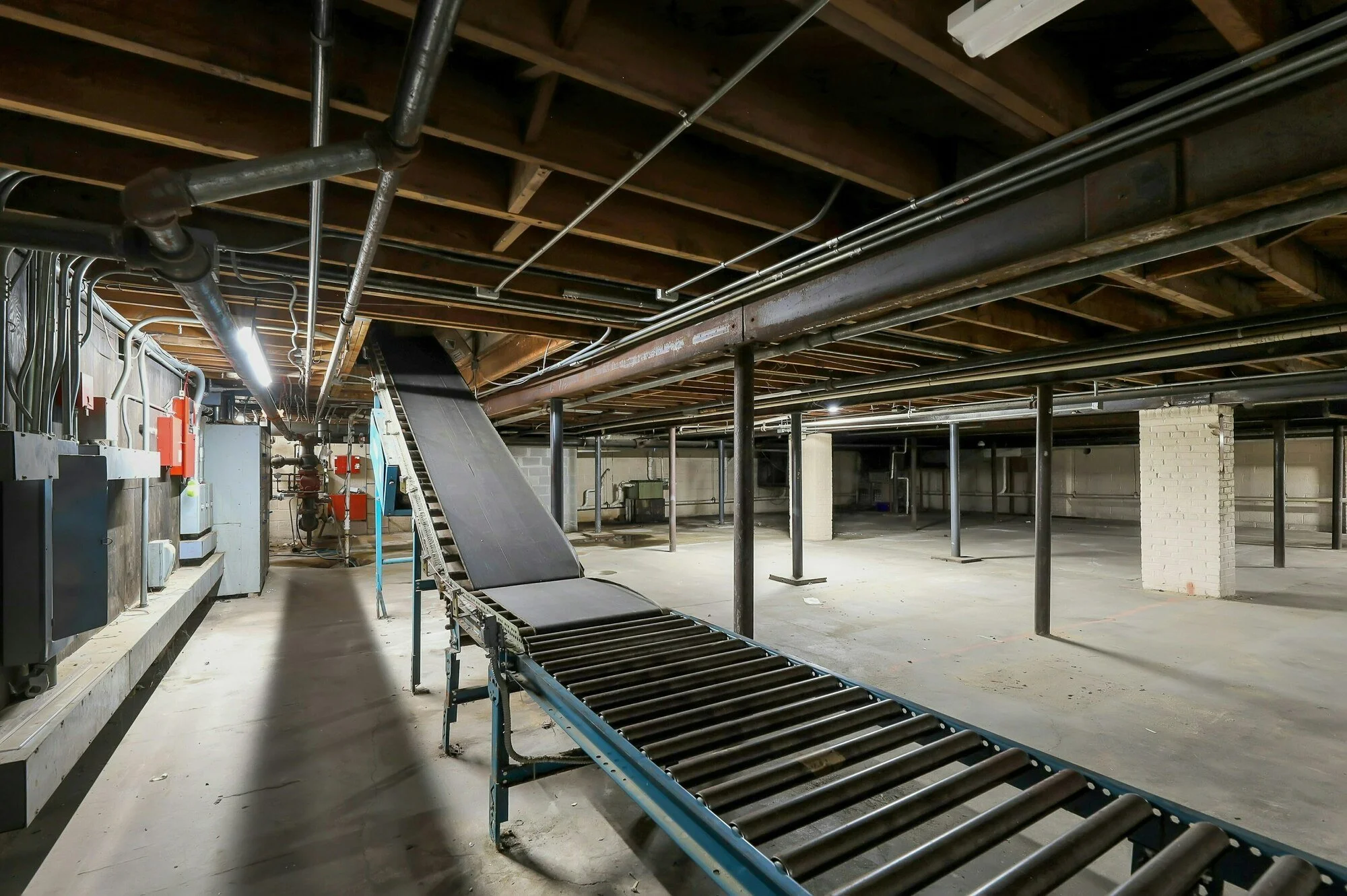 406_E_MAdison_Ave_Dumont_Conveyor_to_Basement.jpg