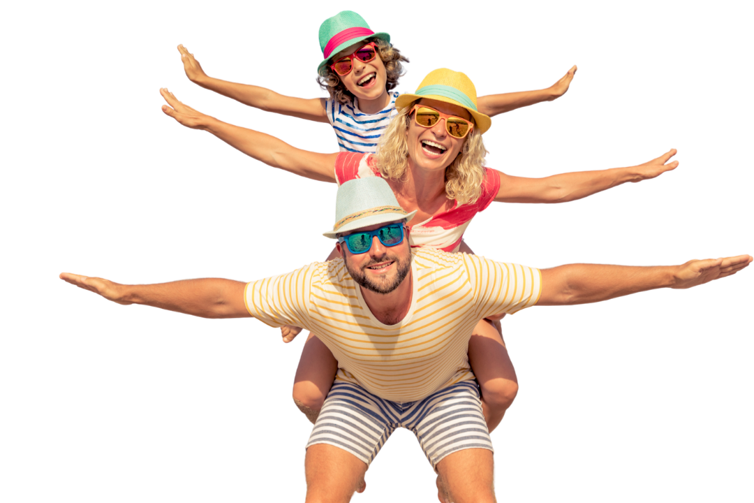 Um trio de pessoas sorrindo, usando roupas de verão, chapéus e óculos de sol, formando uma formação de pessoas malhando em equilíbrio, com a mulher no meio e o homem na frente, na praia ou ao ar livre.