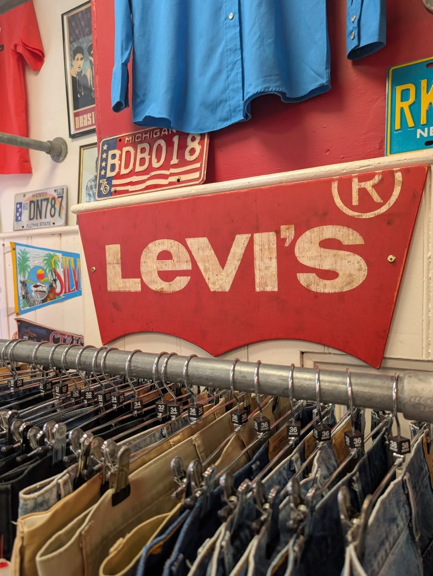 Hope you like my new Levis signage above the.....Levis!&diams;️ I'm expecting another 60 or so pairs of great quality vintage paper tag Levis soon, which I'll update about again when I'm putting them out.
Another small update is that you're now able 