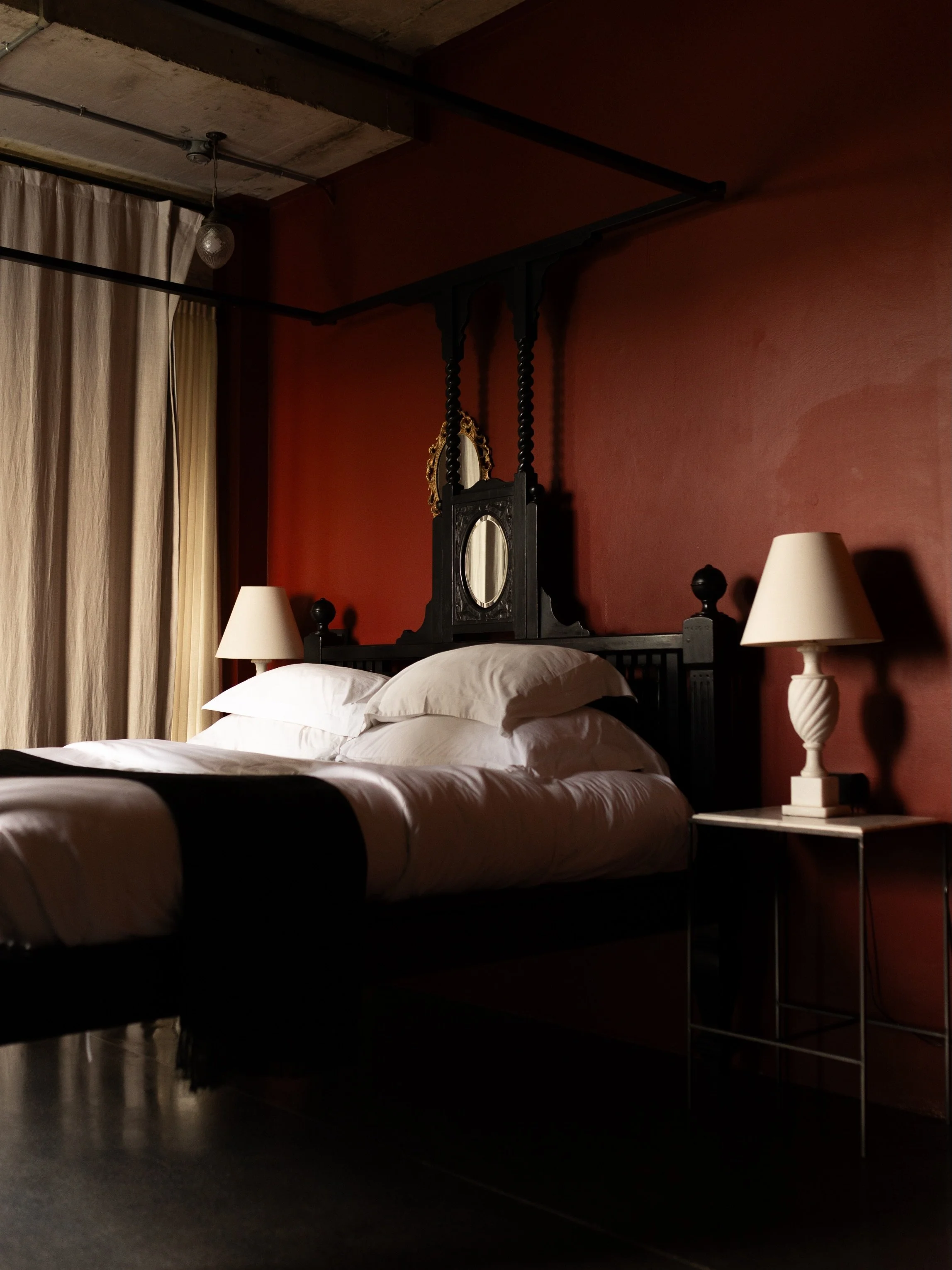 The red room at Amdaeng Bangkok Riverside Hotel, and that sunset over the Chao Phraya.

Bangkok, Thailand

@amdaeng_bangkok_riversidehotel 

#AmdaengHotel #BangkokBoutiqueHotels #BangkokDesignHotels #ChaoPhrayaRiver #BoutiqueHotelStay
