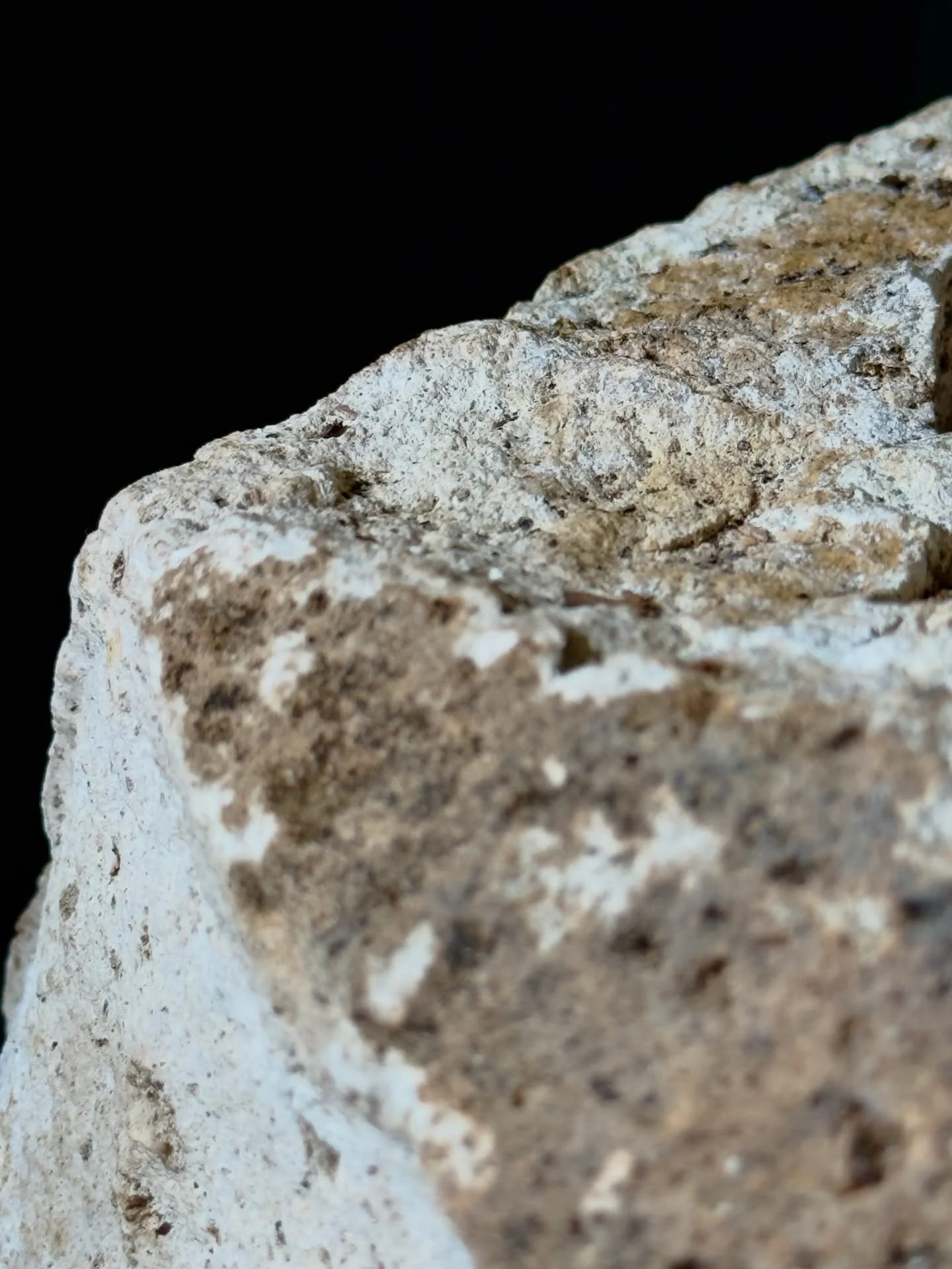 When it comes to sourcing materials, we are choosing natural over synthetic almost every time. It blends in better with exteriors and instantly grounds spaces on the inside, creating a dramatic yet warm and calm vibe.

#naturalmaterials #wabisabistyl