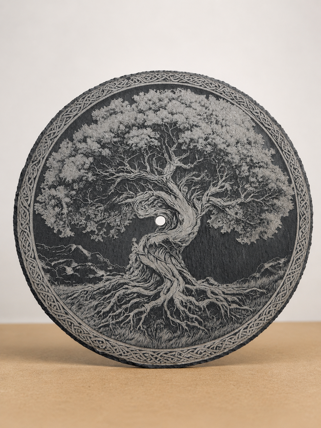 Detailreiche Yggdrasil Gravur auf großer Runder Schieferplatte