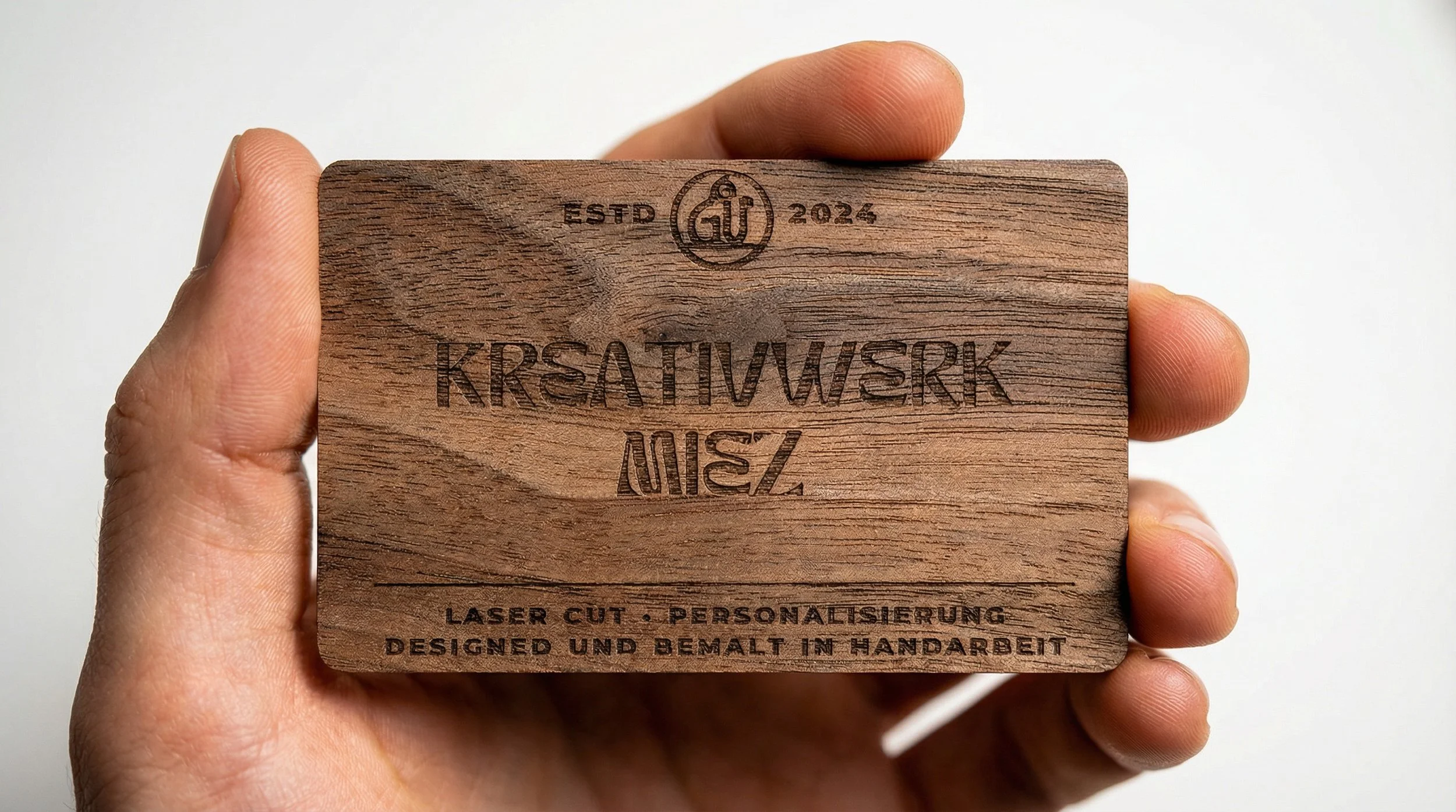 Nussbaum Visitenkarte mit dunkler Gravur und integriertem NFC Chip