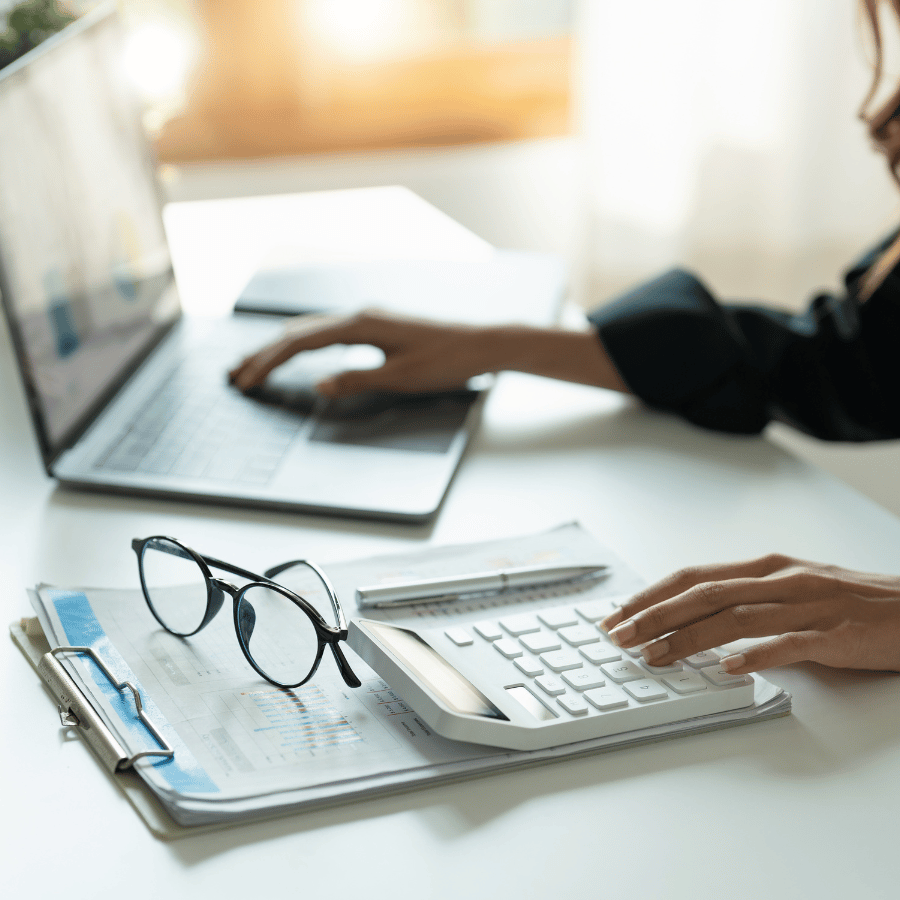 Une personne travaille sur un ordinateur portable