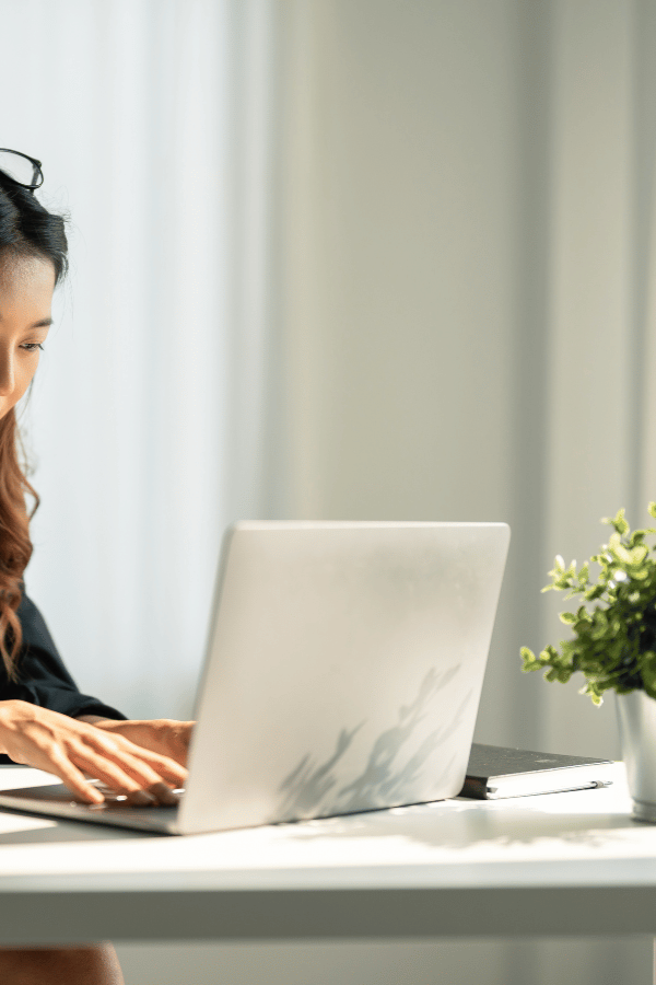 Femme travaillant sur un ordinateur portable blanc