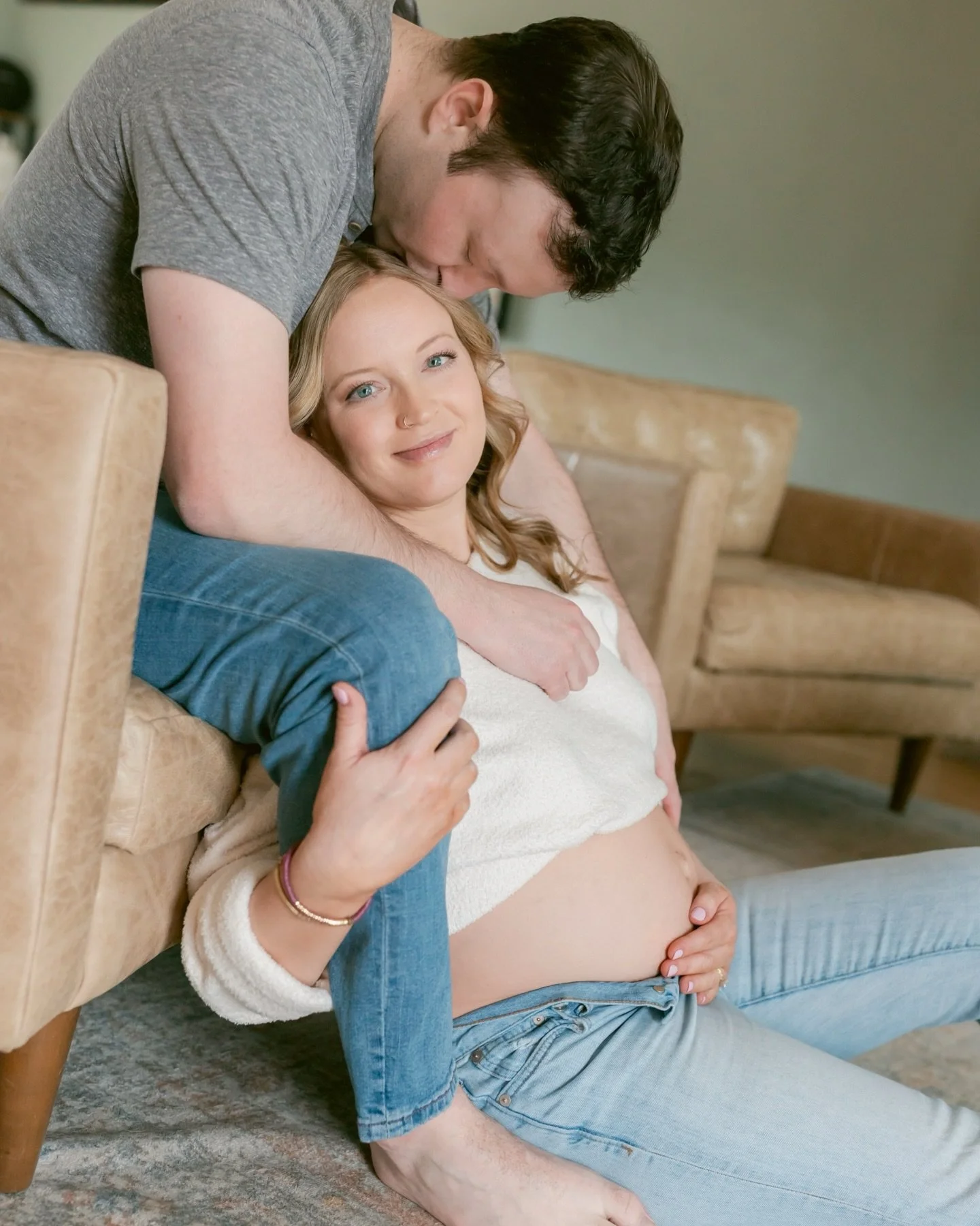 Forever romanticizing this maternity shoot🤍 This in-between season is just so special. the waiting, the anticipation, knowing everything is about to change&hellip; and just so much love
.
.
.
.
#coloradofamilyphotographer #maternityphotography #moth