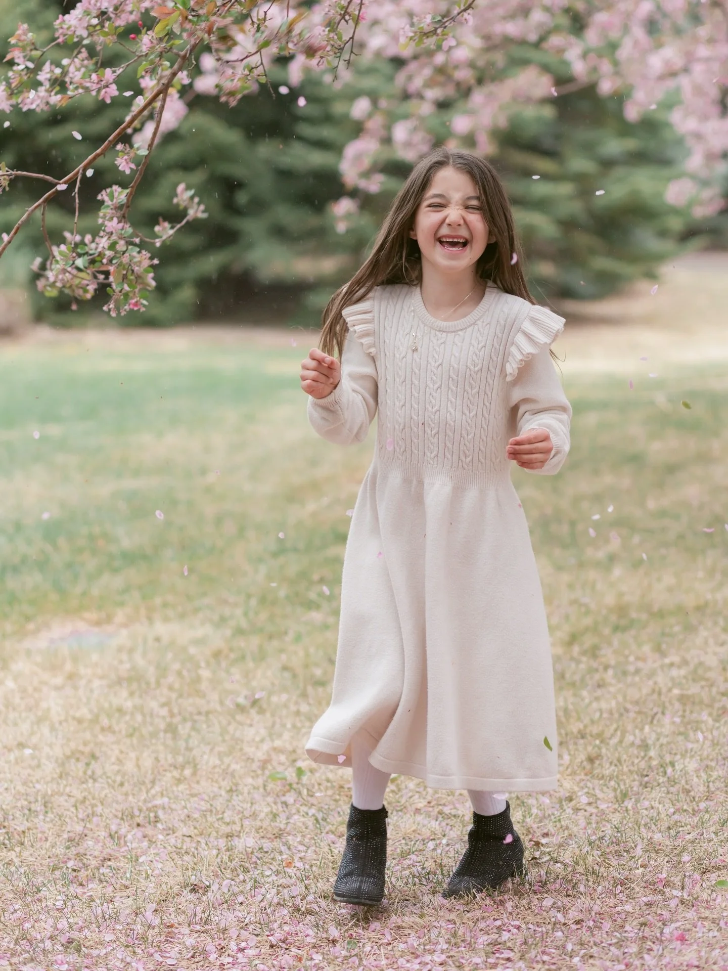 Scrunchy nose smiles and spring blooms are just about as good as it gets 🌸 these won&rsquo;t be around for long, and I don&rsquo;t usually offer minis&hellip; but I could definitely be convinced if you&rsquo;re up for coming to the Broomfield/Louisv
