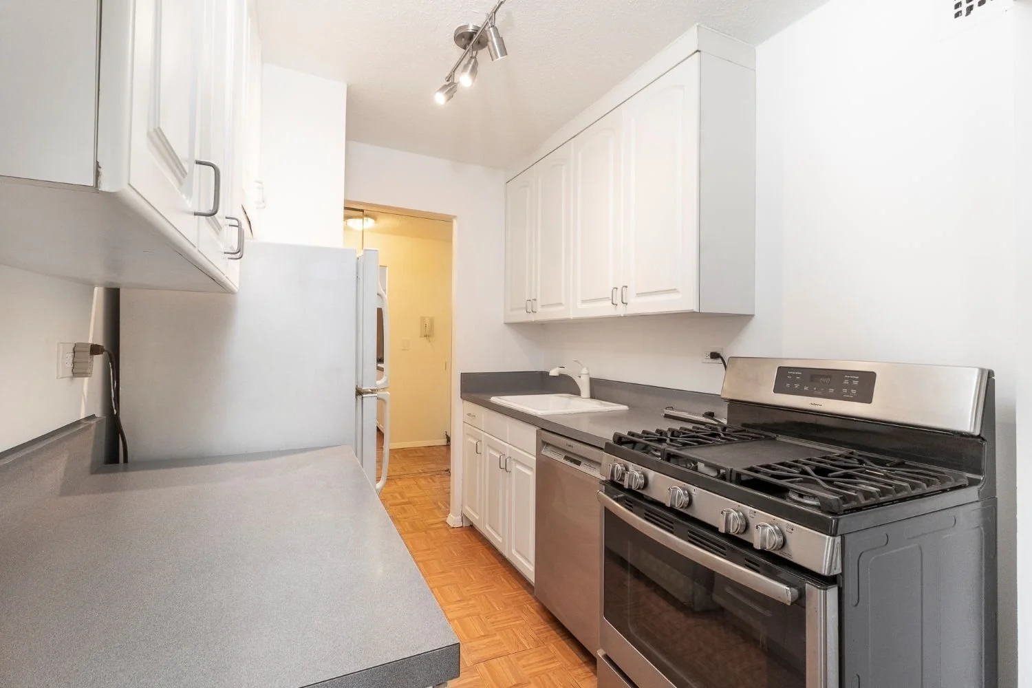 9 - Kitchen.jpg