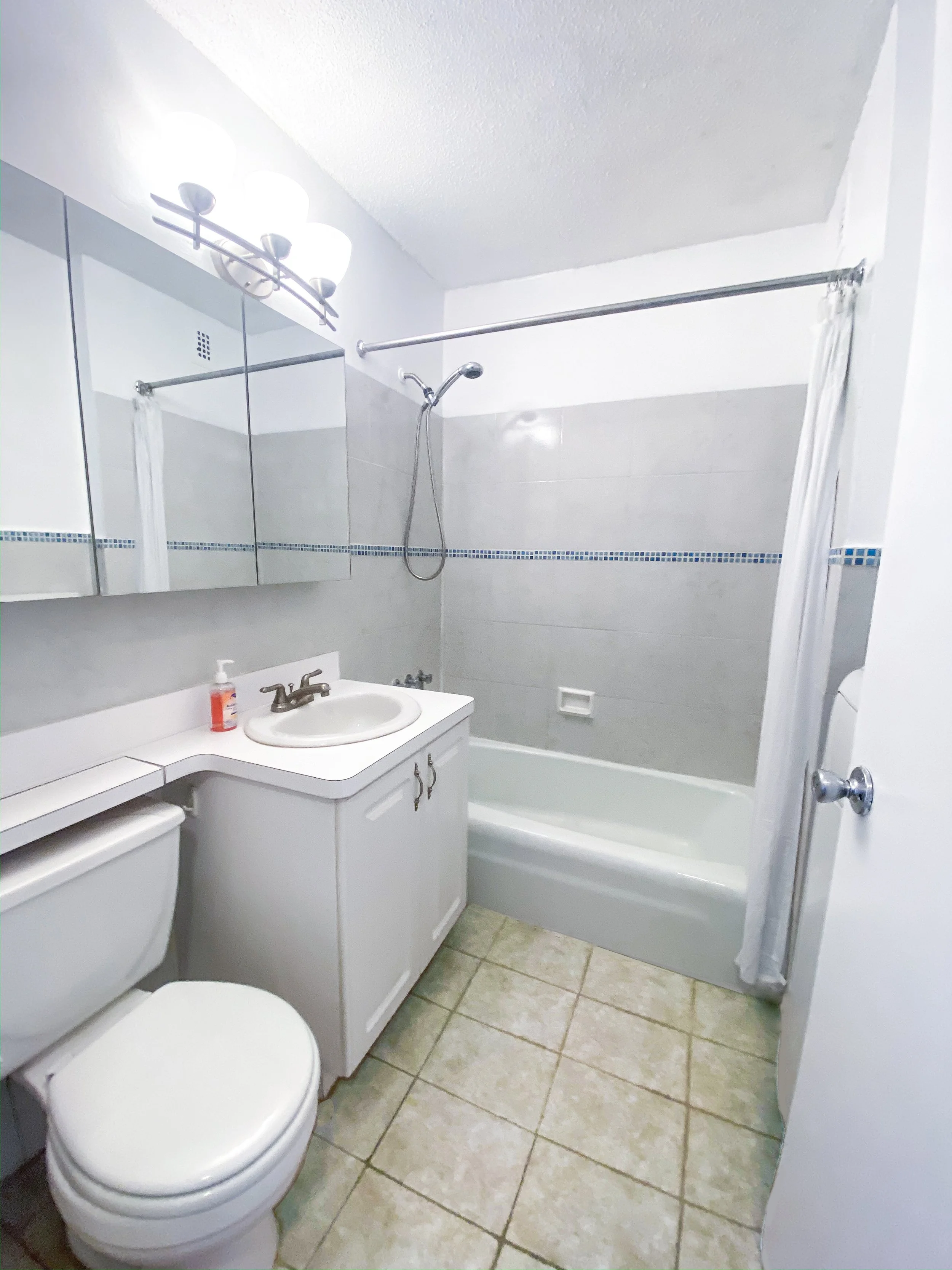 7 - Bathroom.jpg