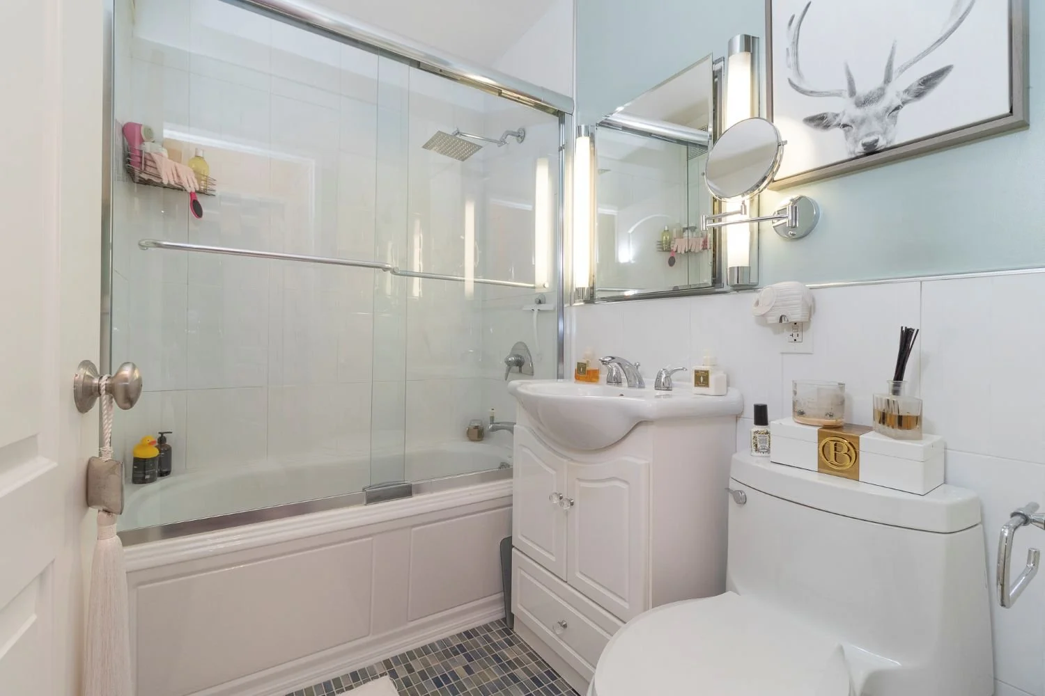 8 - Bathroom.jpg