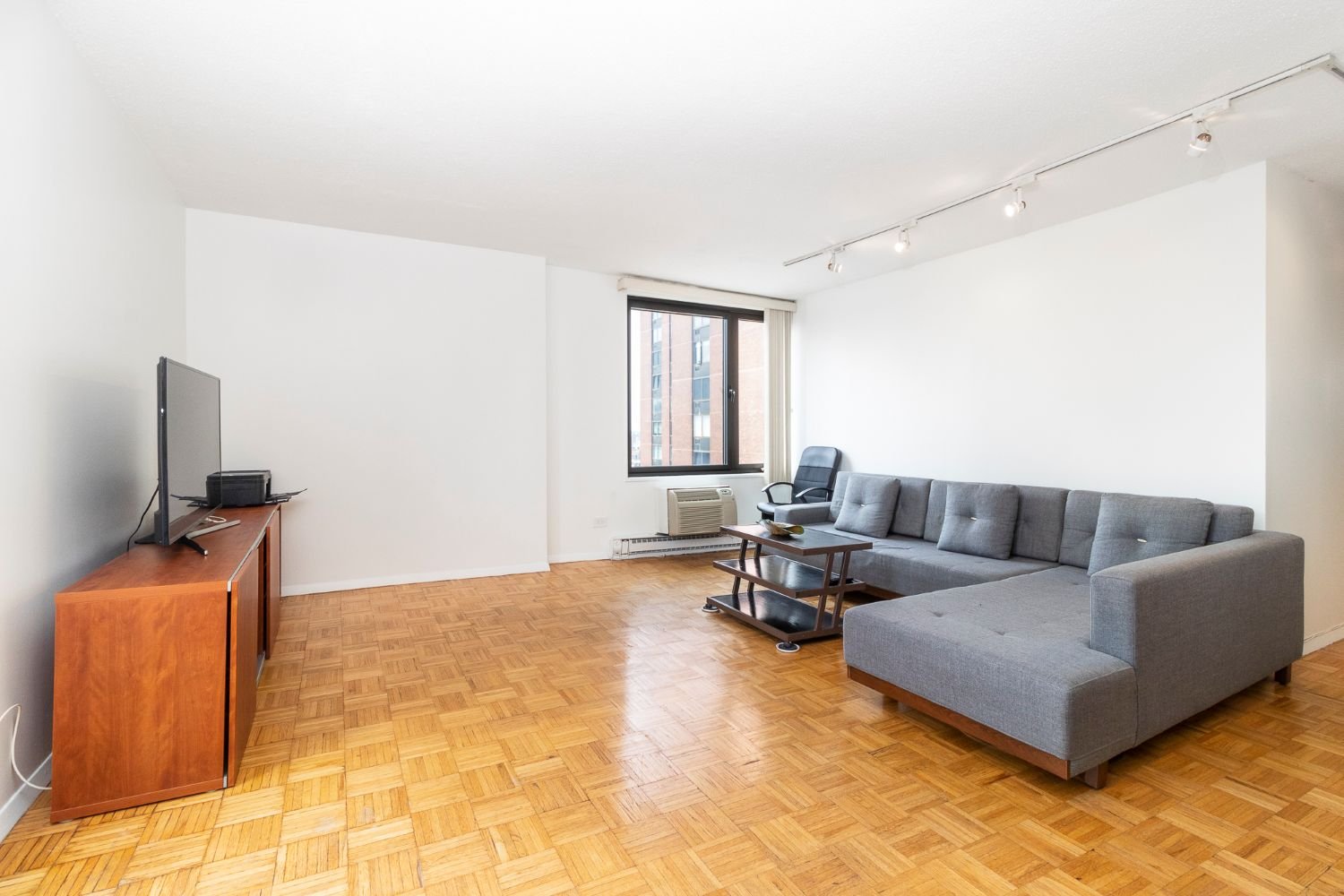 4 - Living Room.jpg