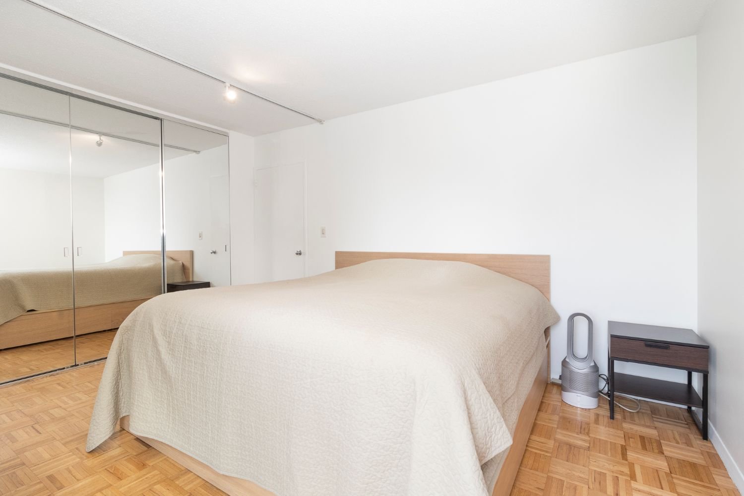 8 - Bedroom.jpg