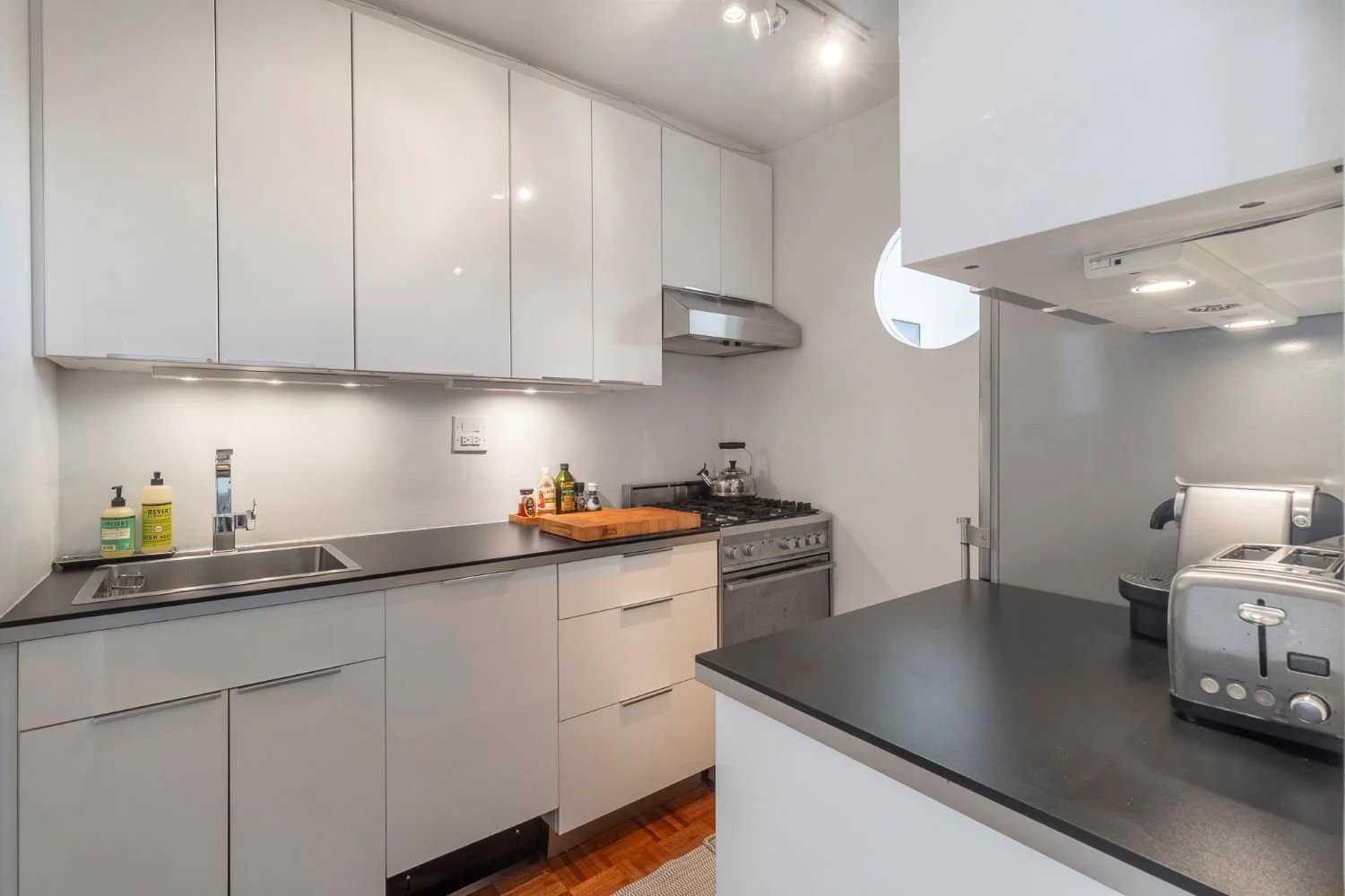 5 - Kitchen.jpg