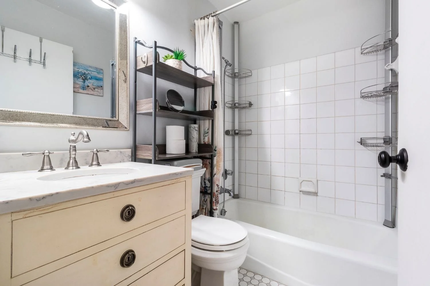 8 - Bathroom.jpg