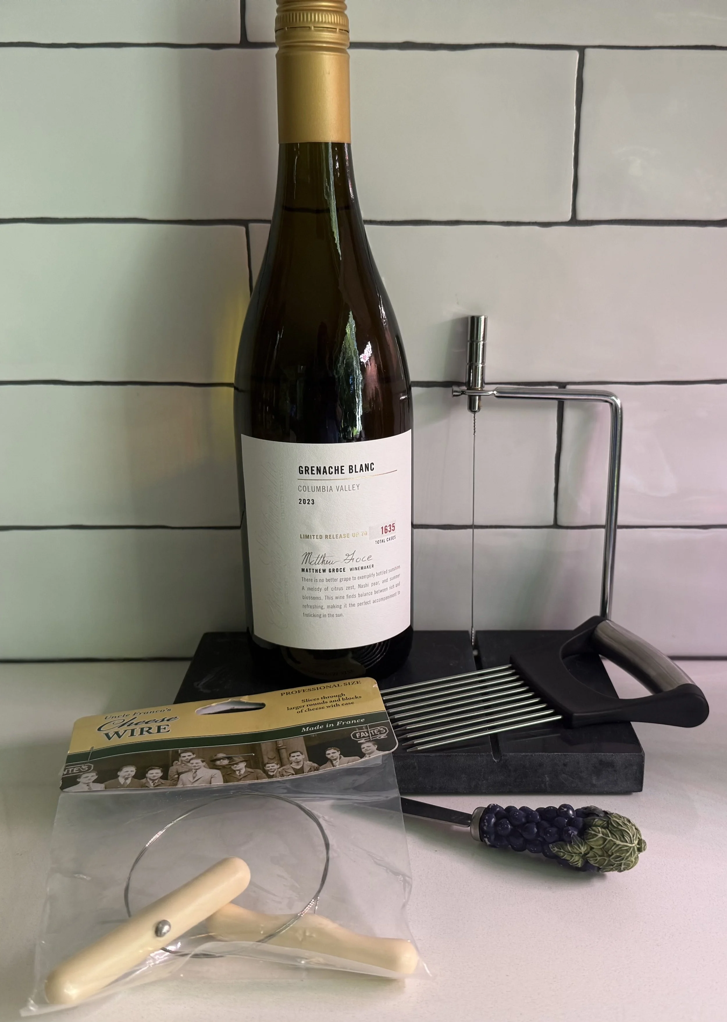 Cheese and crackers, accessories, paired with wine