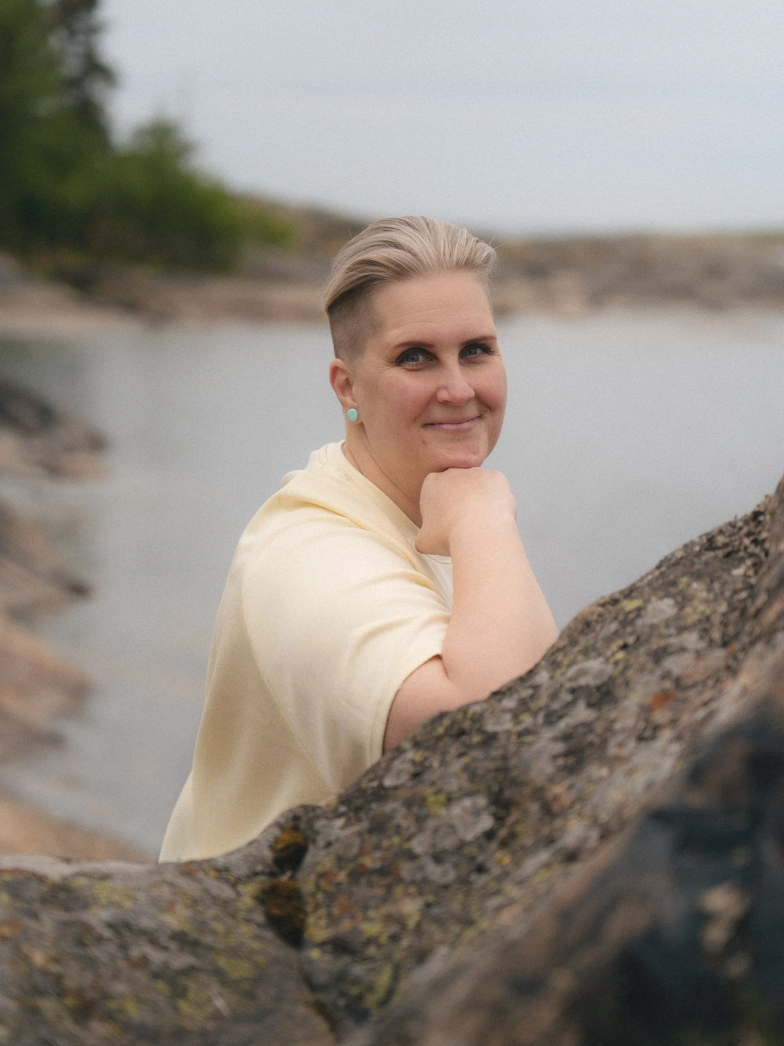 Työelämän hermostocoach Minna Fronden hymyilee kameralle.
