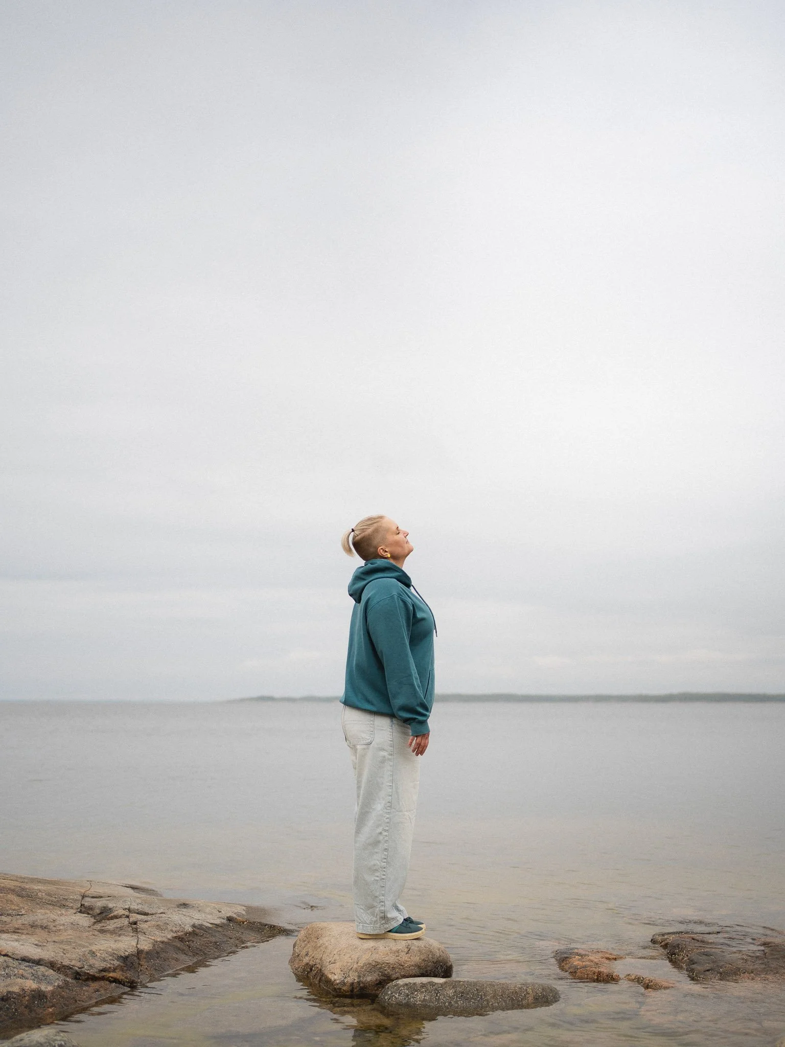 Työelämän hermostocoach Minna Fronden fiilistelee kalliolla.
